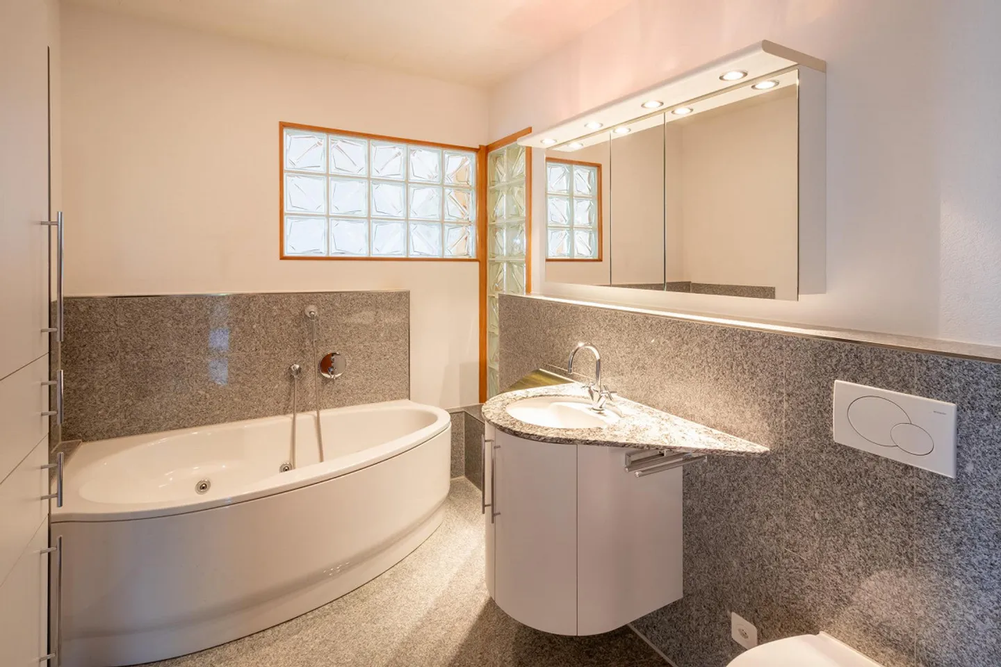 Maison résidentielle avec 3 unités et idylle de jardin - Photo 13 sur 28