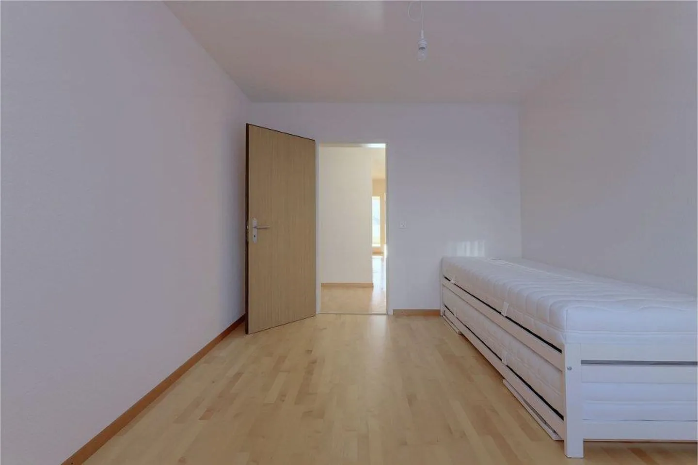 Your new home in Bolligen: Stylish 4-room apartment with heated craft room - Photo 11 of 13