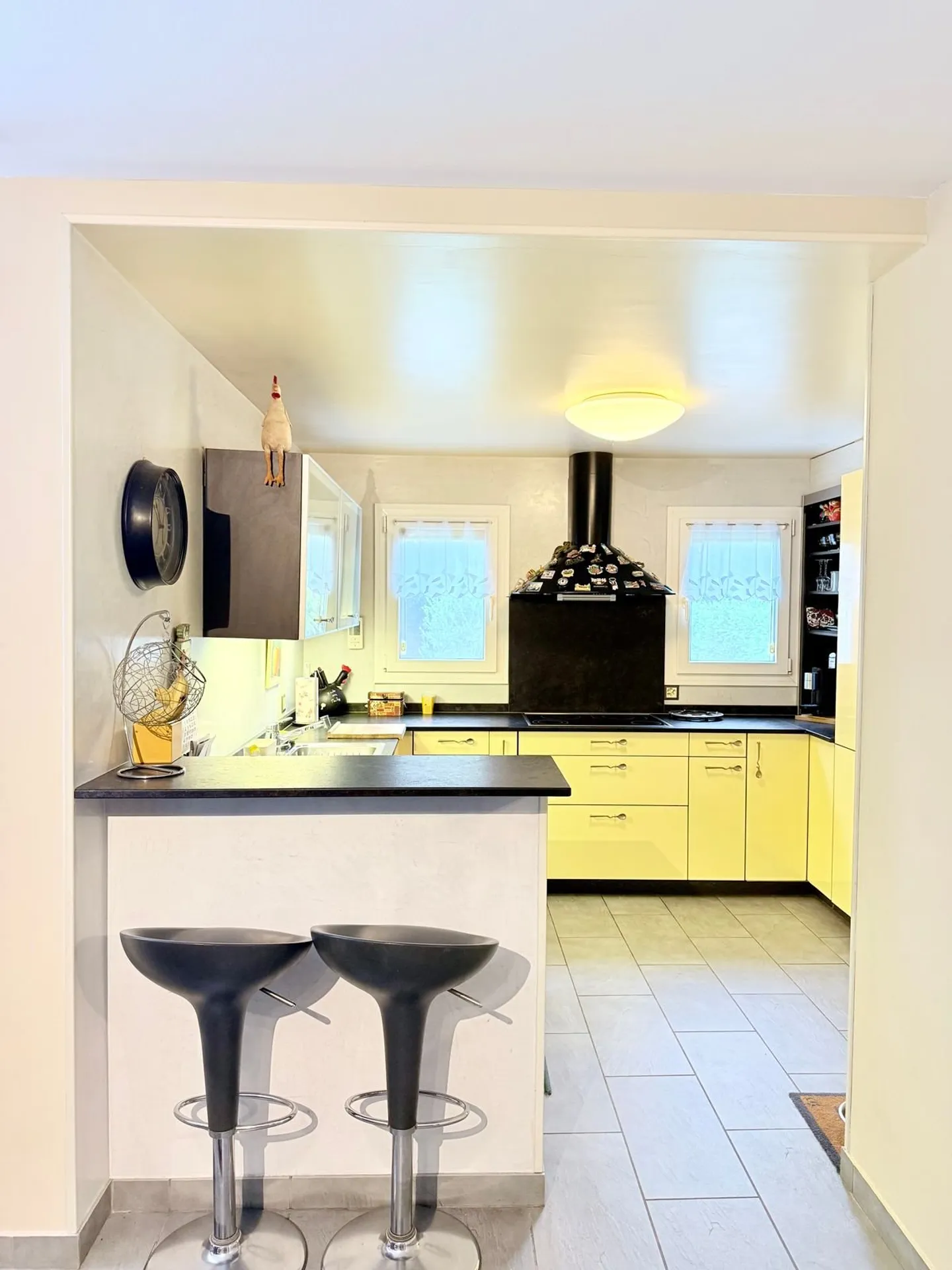 Charming terraced house with attic, just two steps from the city center and the Nyon train station - Photo 6 of 13