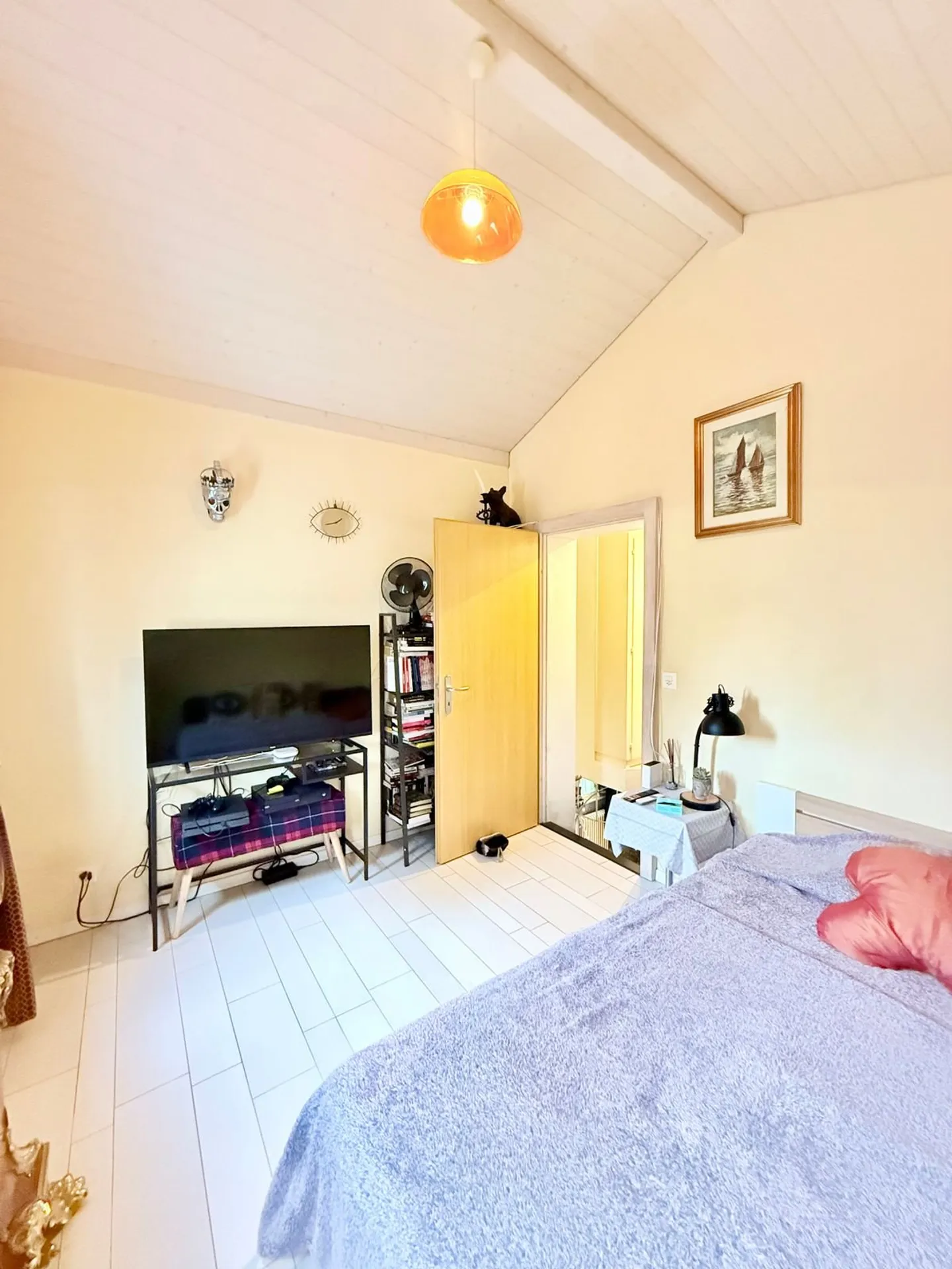 Charming terraced house with attic, just two steps from the city center and the Nyon train station - Photo 9 of 13