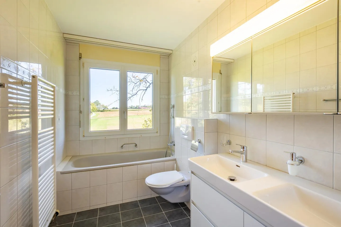 Spacious apartment with beautiful views of greenery - Photo 7 of 15