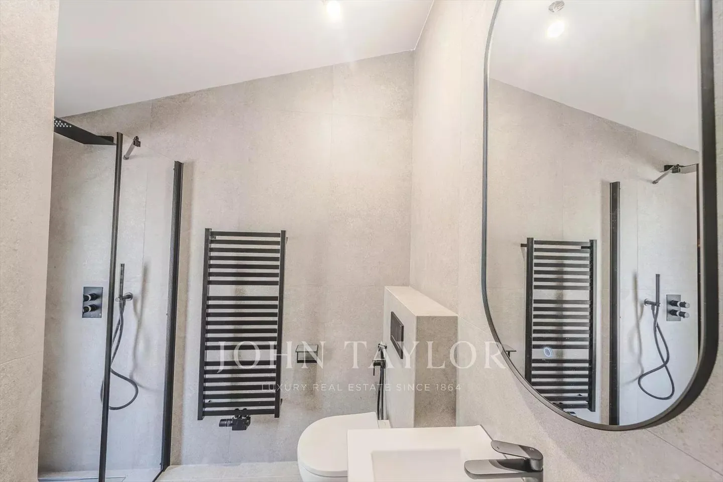 CO-ESCLUSIVITÀ!! Villa completamente ristrutturata in posizione privilegiata! - Foto 9 di 13