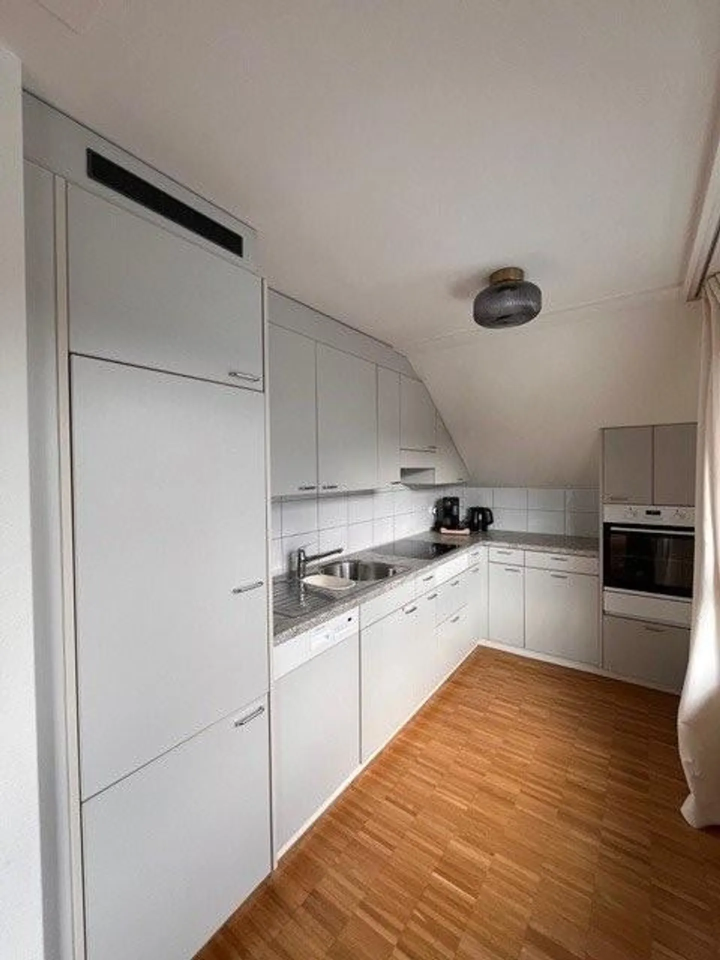 Moderno appartamento duplex con balcone e due bagni - Foto 2 di 9
