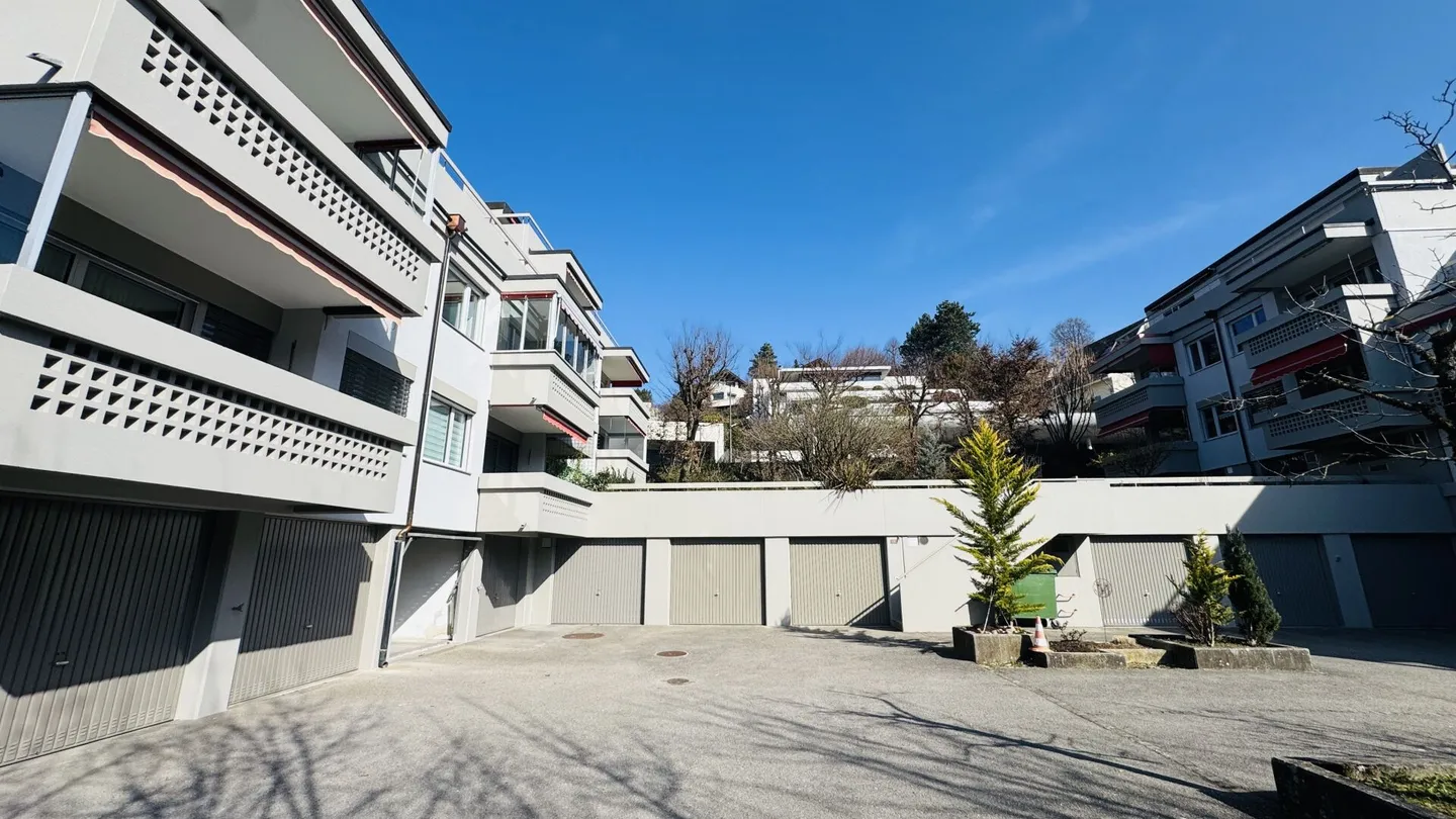 Appartamento di 3.5 locali a Therwil in posizione tranquilla con box auto e lavanderia privata - Foto 1 di 13