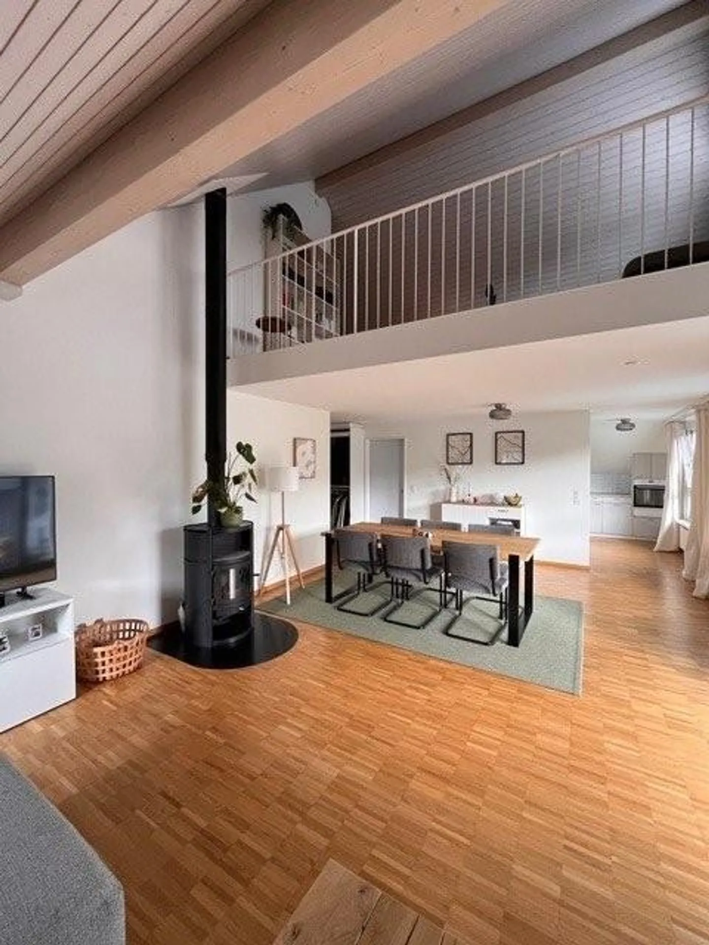 Moderno appartamento duplex con balcone e due bagni - Foto 3 di 9