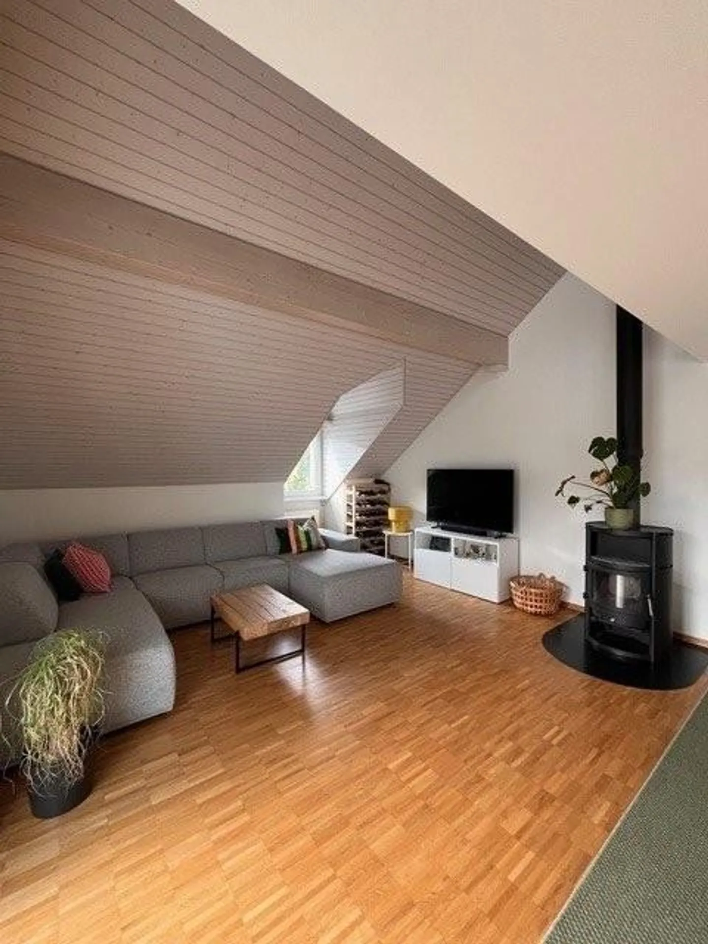 Moderno appartamento duplex con balcone e due bagni - Foto 4 di 9