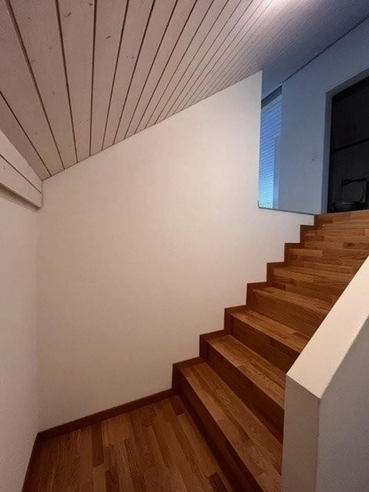 Moderno appartamento duplex con balcone e due bagni - Foto 7 di 9