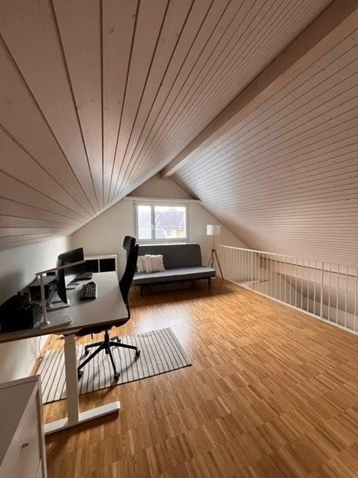 Moderno appartamento duplex con balcone e due bagni - Foto 8 di 9
