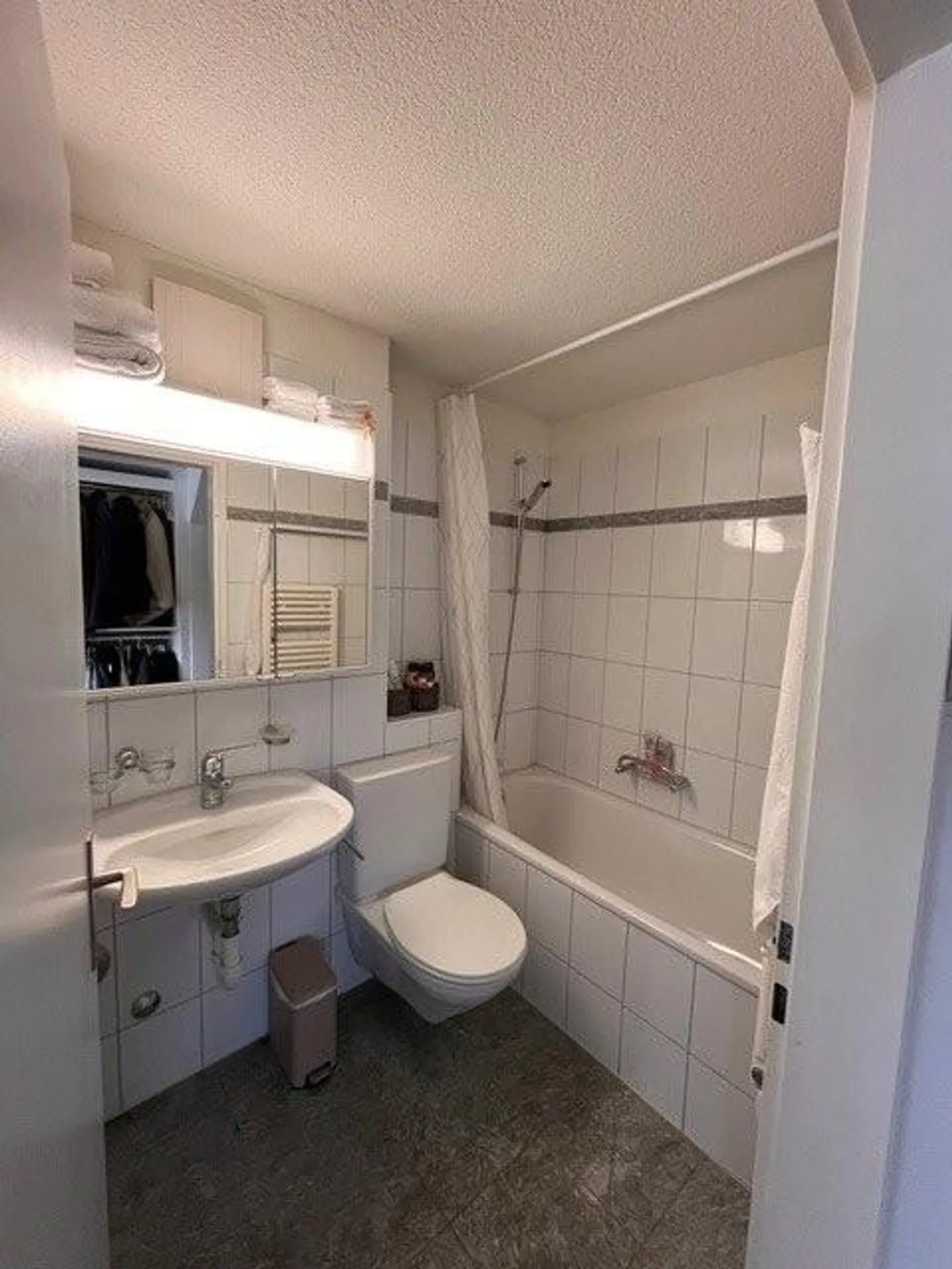 Moderno appartamento duplex con balcone e due bagni - Foto 6 di 9