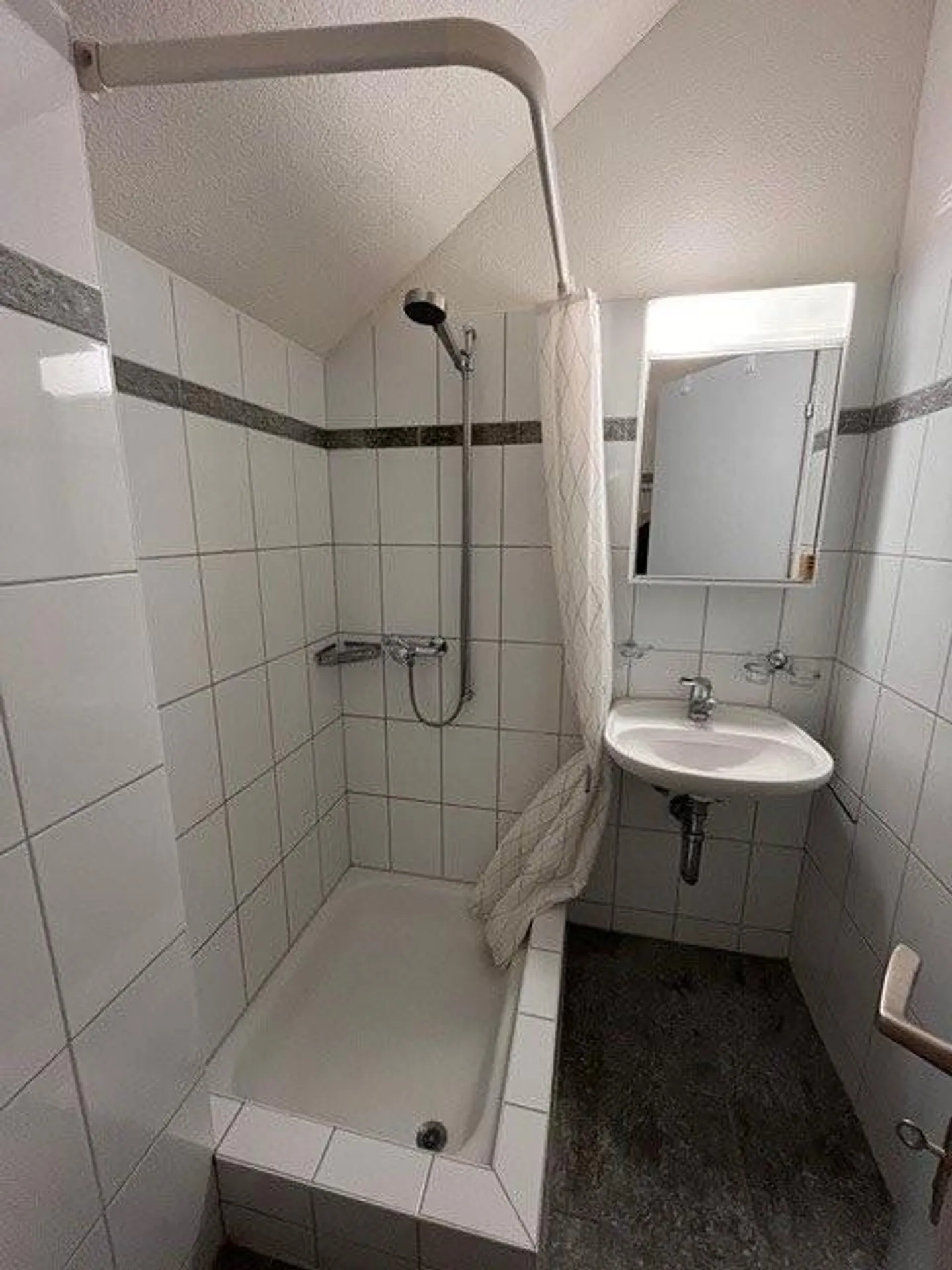 Moderno appartamento duplex con balcone e due bagni - Foto 9 di 9
