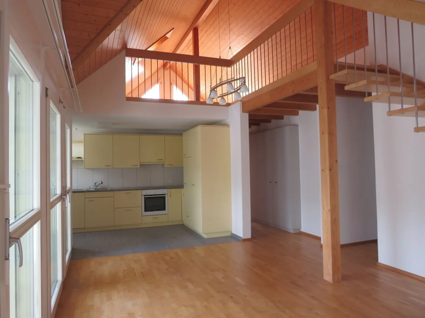 Appartement en duplex moderne de 4,5 pièces dans un emplacement idyllique - Photo 4 sur 13