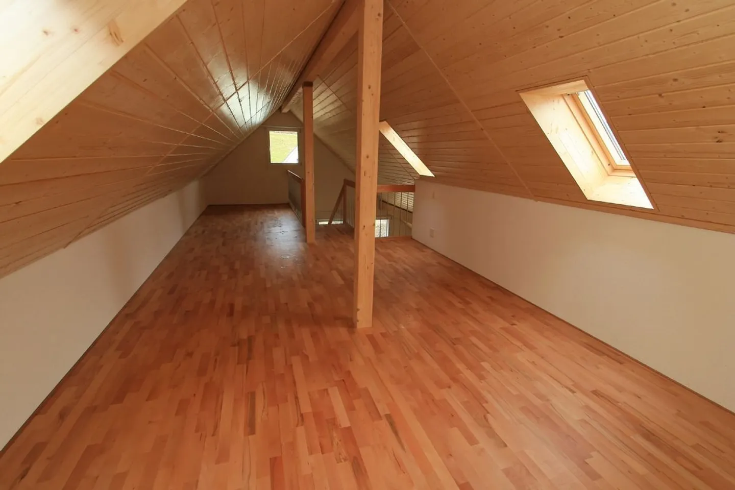 Appartement en duplex moderne de 4,5 pièces dans un emplacement idyllique - Photo 3 sur 13