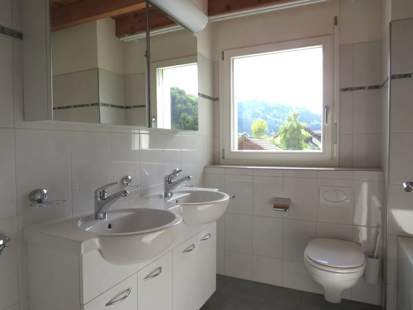 Appartement en duplex moderne de 4,5 pièces dans un emplacement idyllique - Photo 11 sur 13