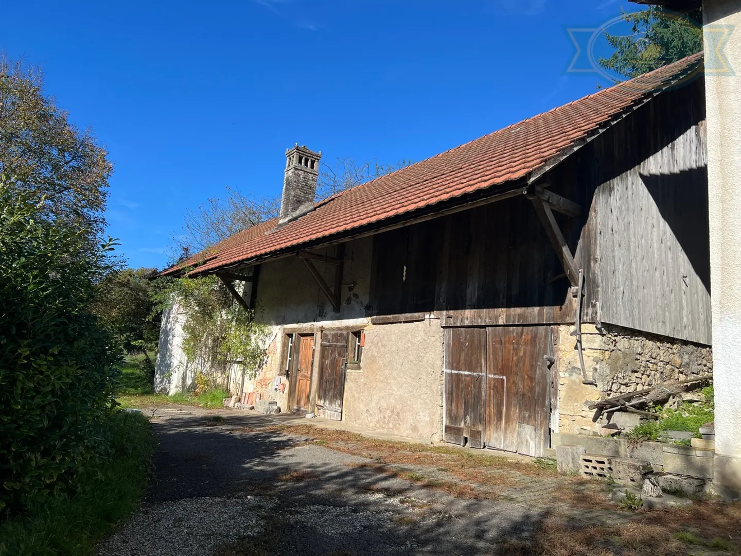 Single-family house and barn/workshop to renovate in Charmoille - Photo 3 of 9