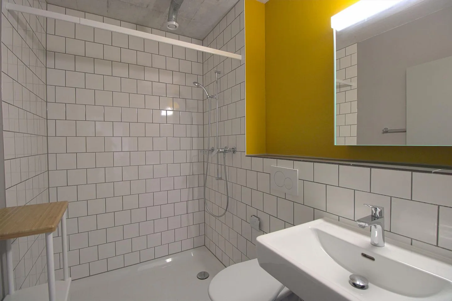 Furnished room in modernized apartment in top location - Photo 4 of 10