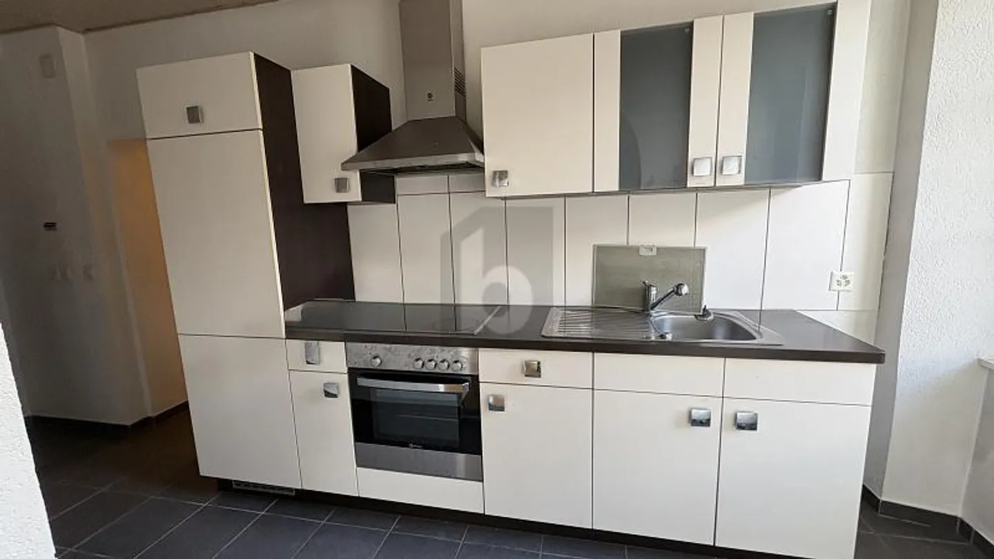 PRATICO, LUMINOSO E VICINO ALLA CITTÀ - Foto 2 di 5