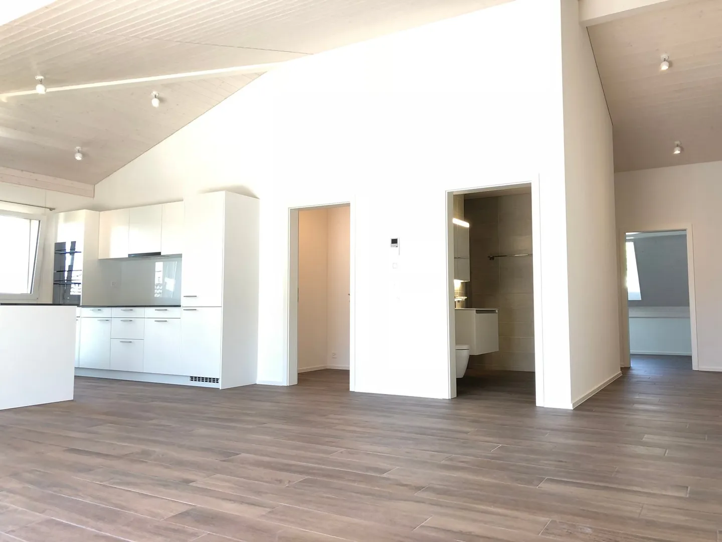 Bright 4.5-room attic apartment in Leibstadt – modern, quiet, and family-friendly - Photo 5 of 16