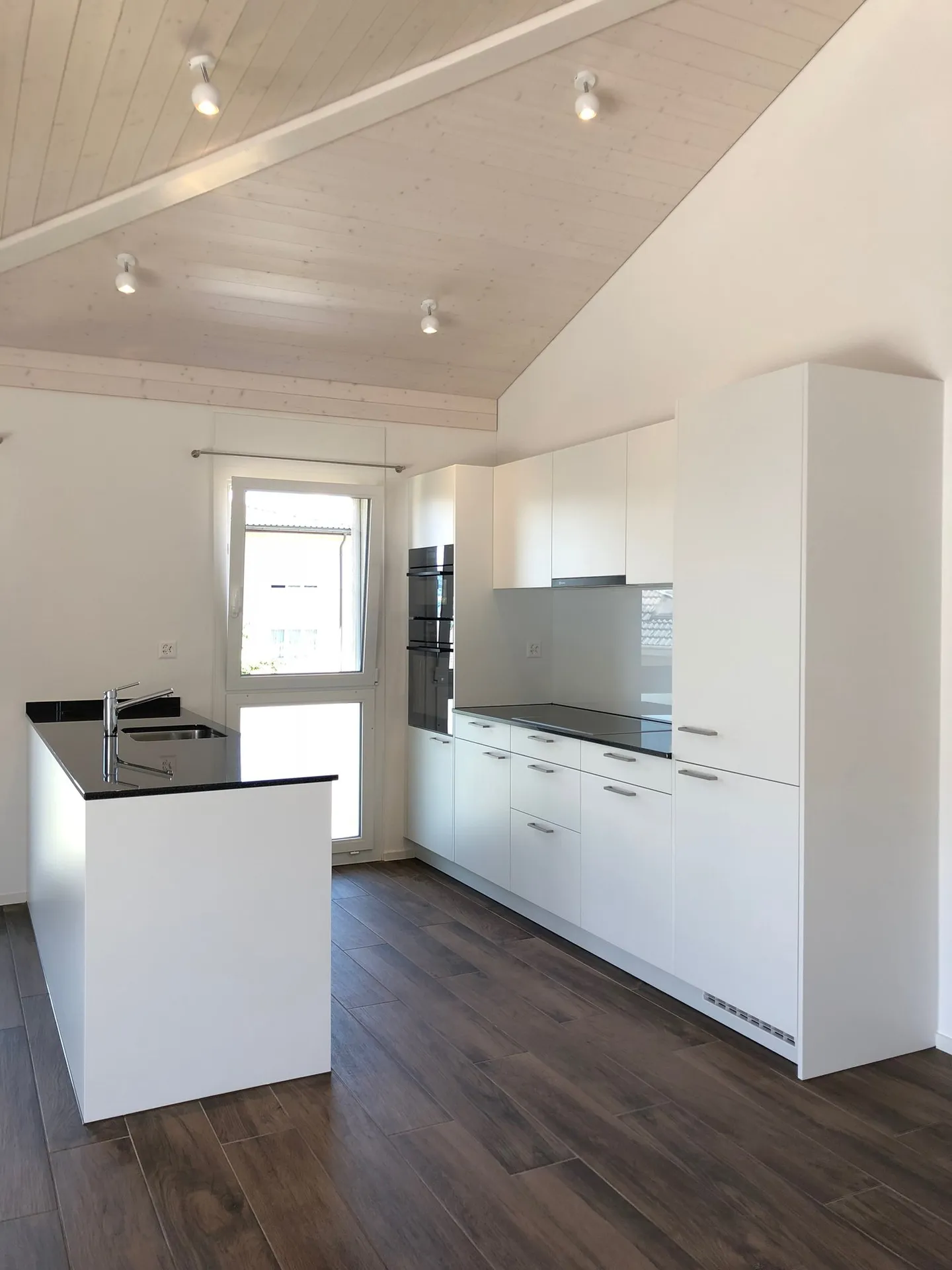 Bright 4.5-room attic apartment in Leibstadt – modern, quiet, and family-friendly - Photo 3 of 16