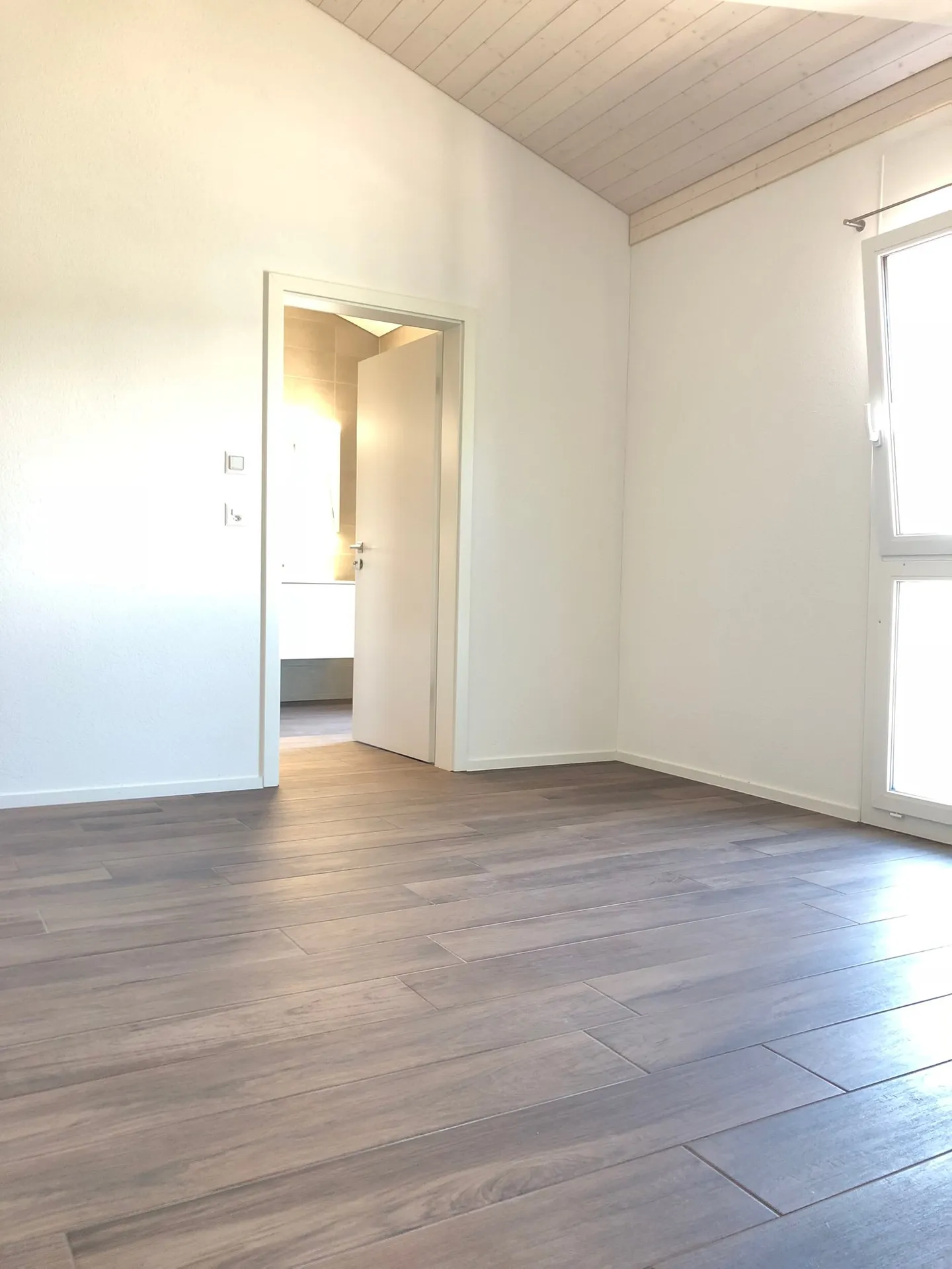 Bright 4.5-room attic apartment in Leibstadt – modern, quiet, and family-friendly - Photo 8 of 16