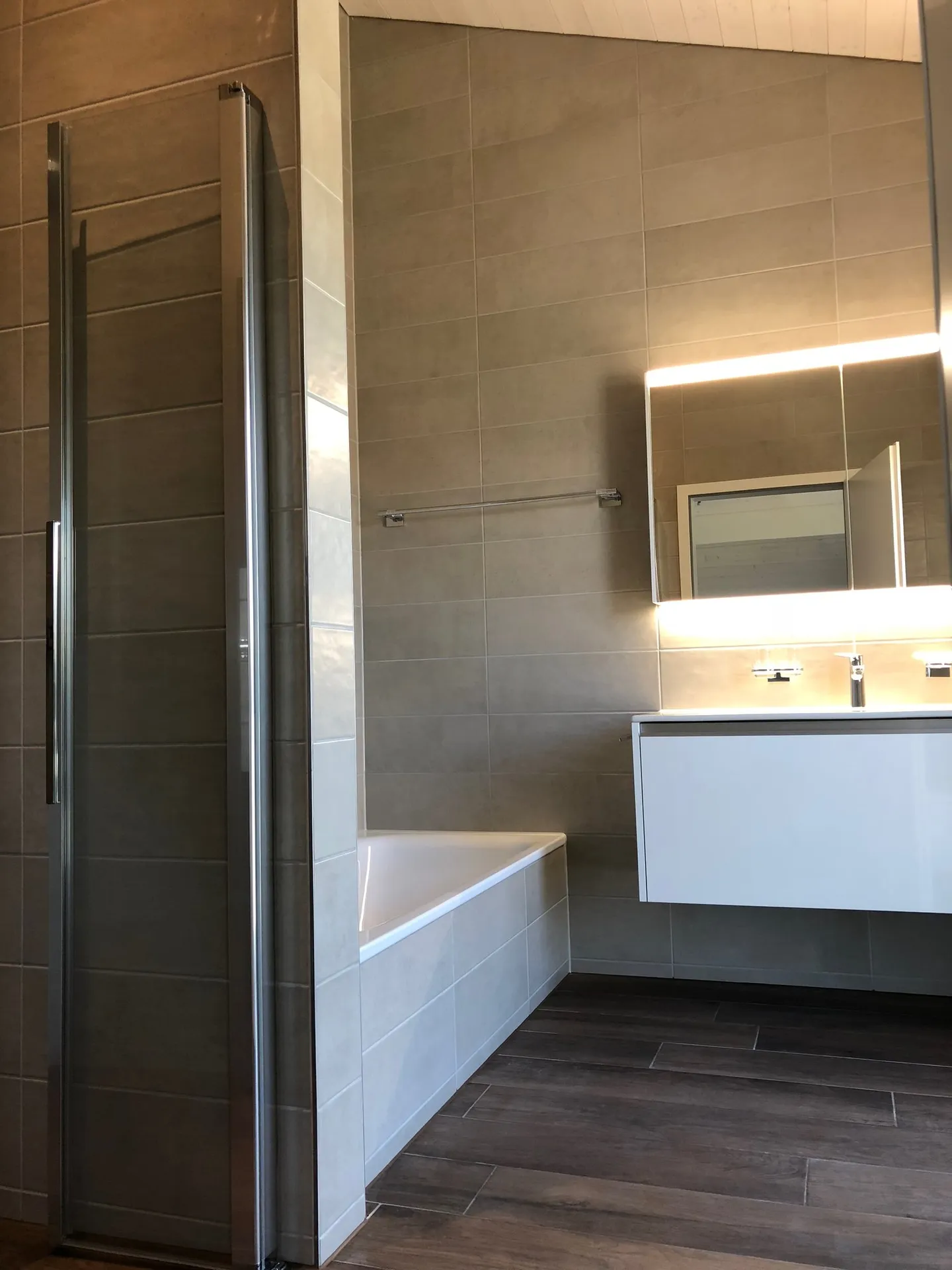 Bright 4.5-room attic apartment in Leibstadt – modern, quiet, and family-friendly - Photo 10 of 16