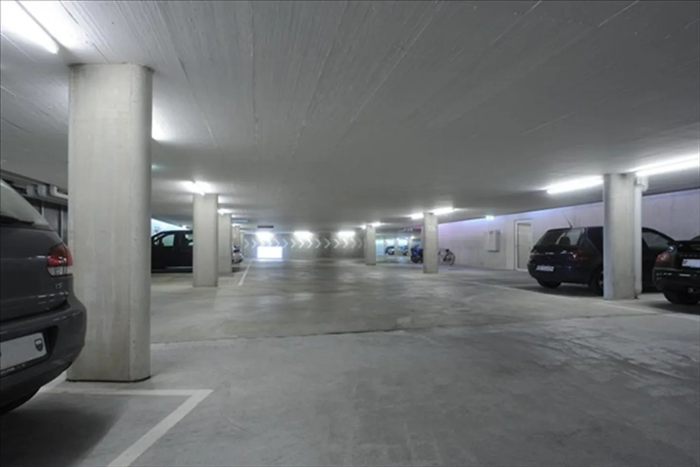 Innenparkplatz in der Nähe der Innenstadt - Foto 2 von 2