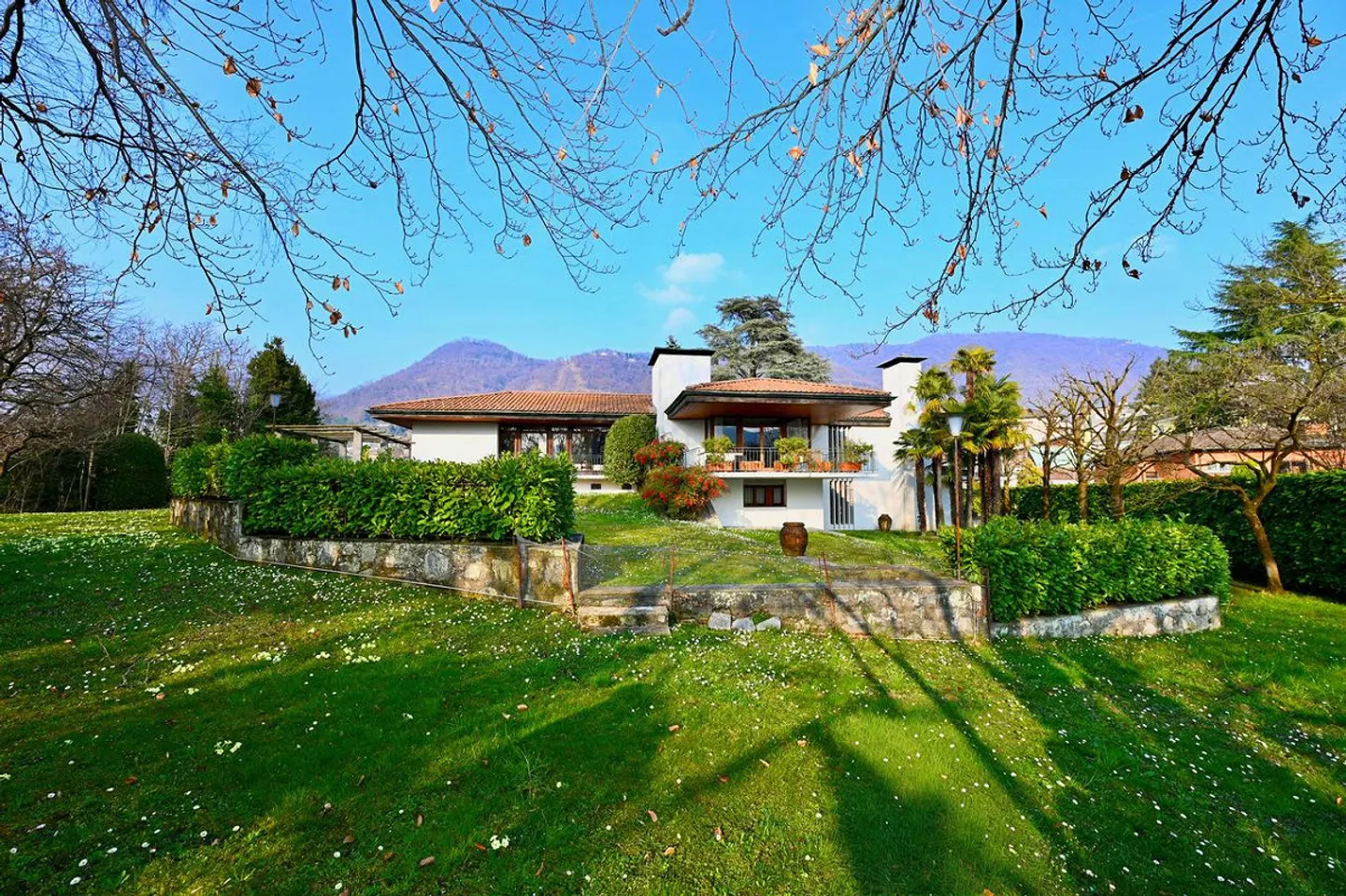 Villa Spaziosa con Grande Giardino - Foto 1 di 26
