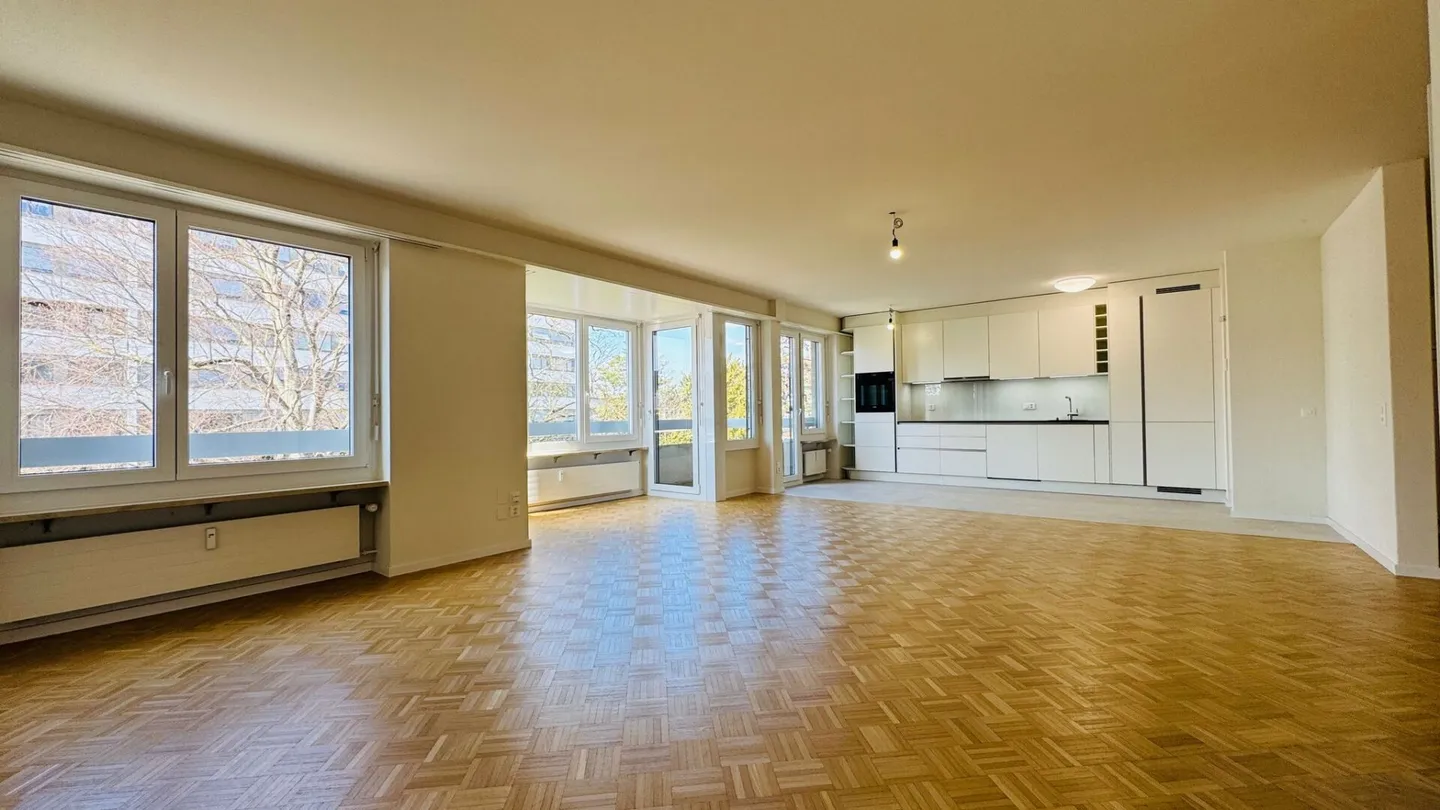 Appartement de 3,5 pièces entièrement rénové avec 2 salles de bain, 2 balcons et une place de parking souterrain XXL dans un emplacement de choix - Photo 1 sur 19