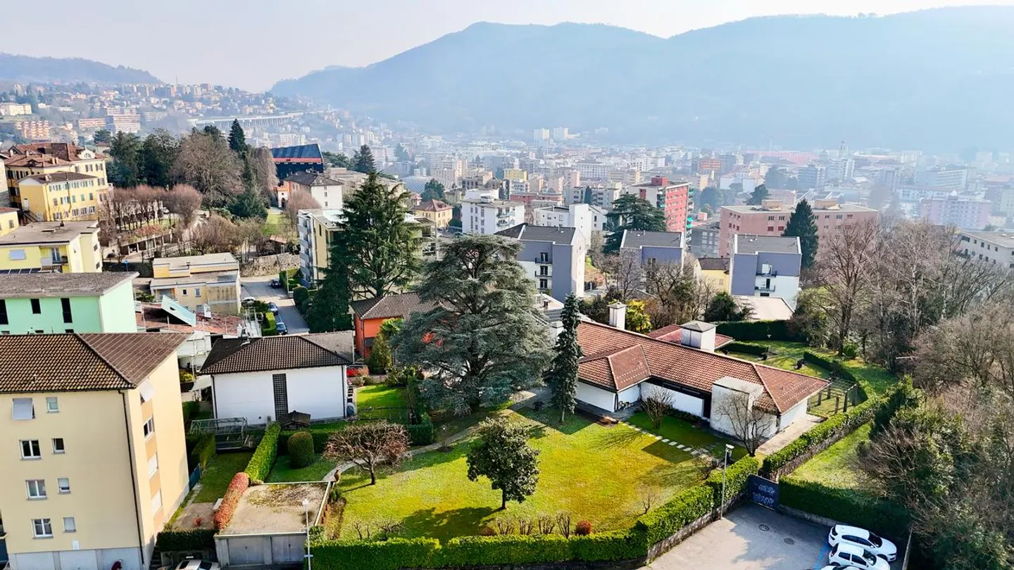 Villa Spaziosa con Grande Giardino - Foto 2 di 26