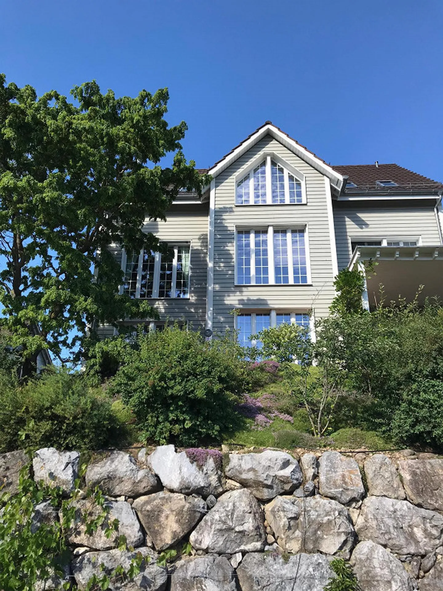 Casa da sogno in stile New England in una posizione tranquilla e soleggiata con vista panoramica - Foto 5 di 8