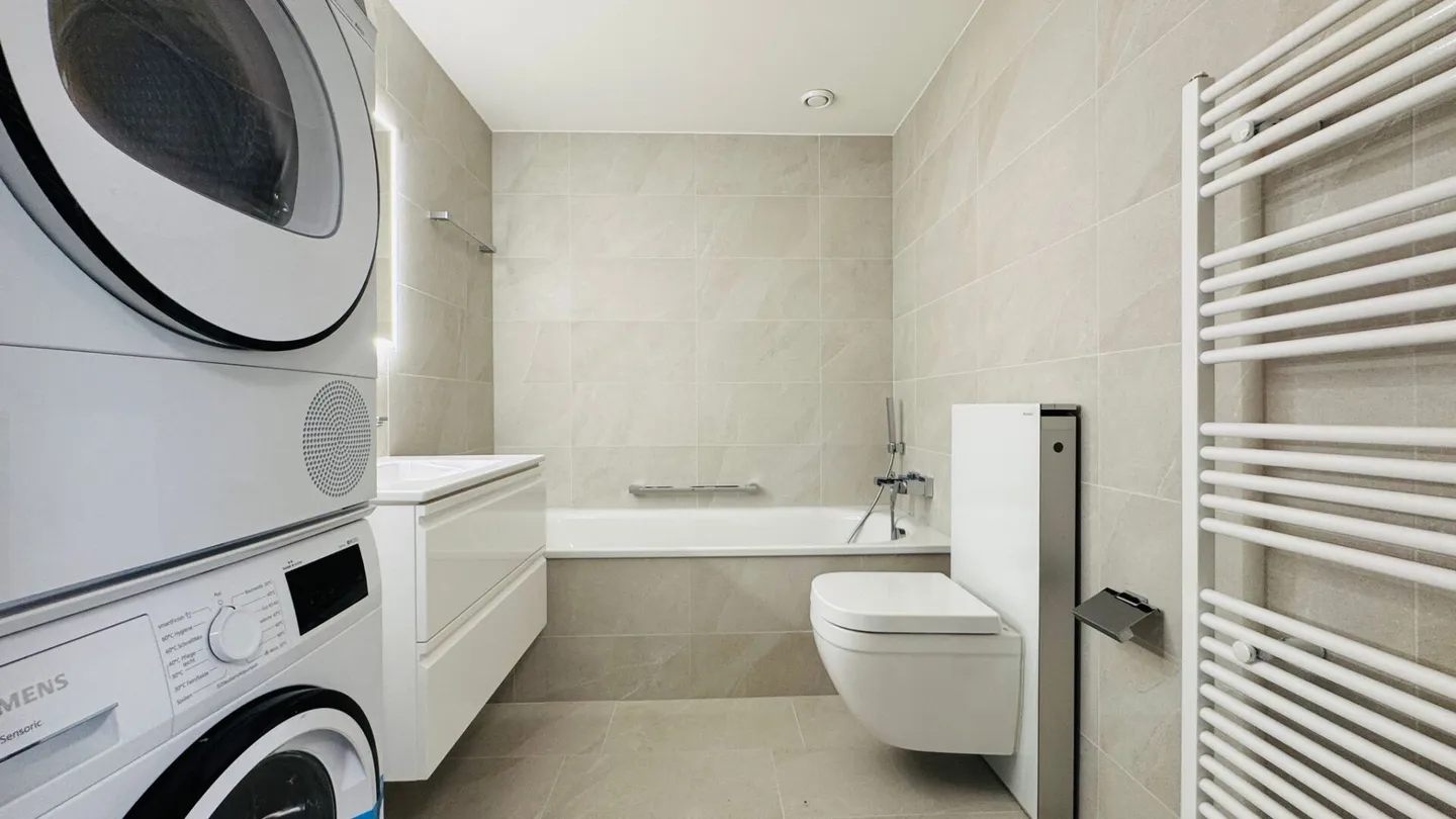 Appartement de 3,5 pièces entièrement rénové avec 2 salles de bain, 2 balcons et une place de parking souterrain XXL dans un emplacement de choix - Photo 4 sur 19