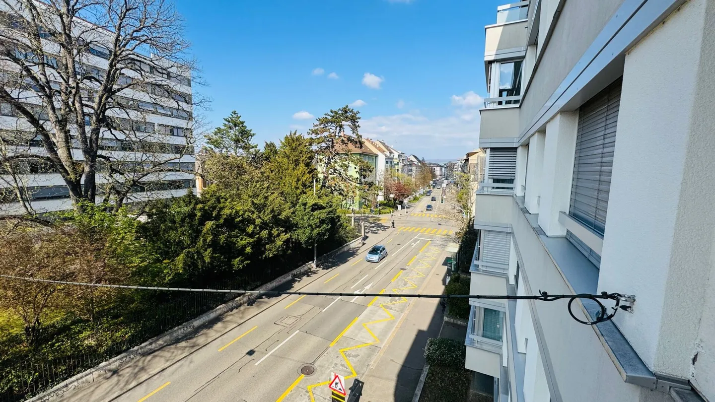 Appartement de 3,5 pièces entièrement rénové avec 2 salles de bain, 2 balcons et une place de parking souterrain XXL dans un emplacement de choix - Photo 9 sur 19