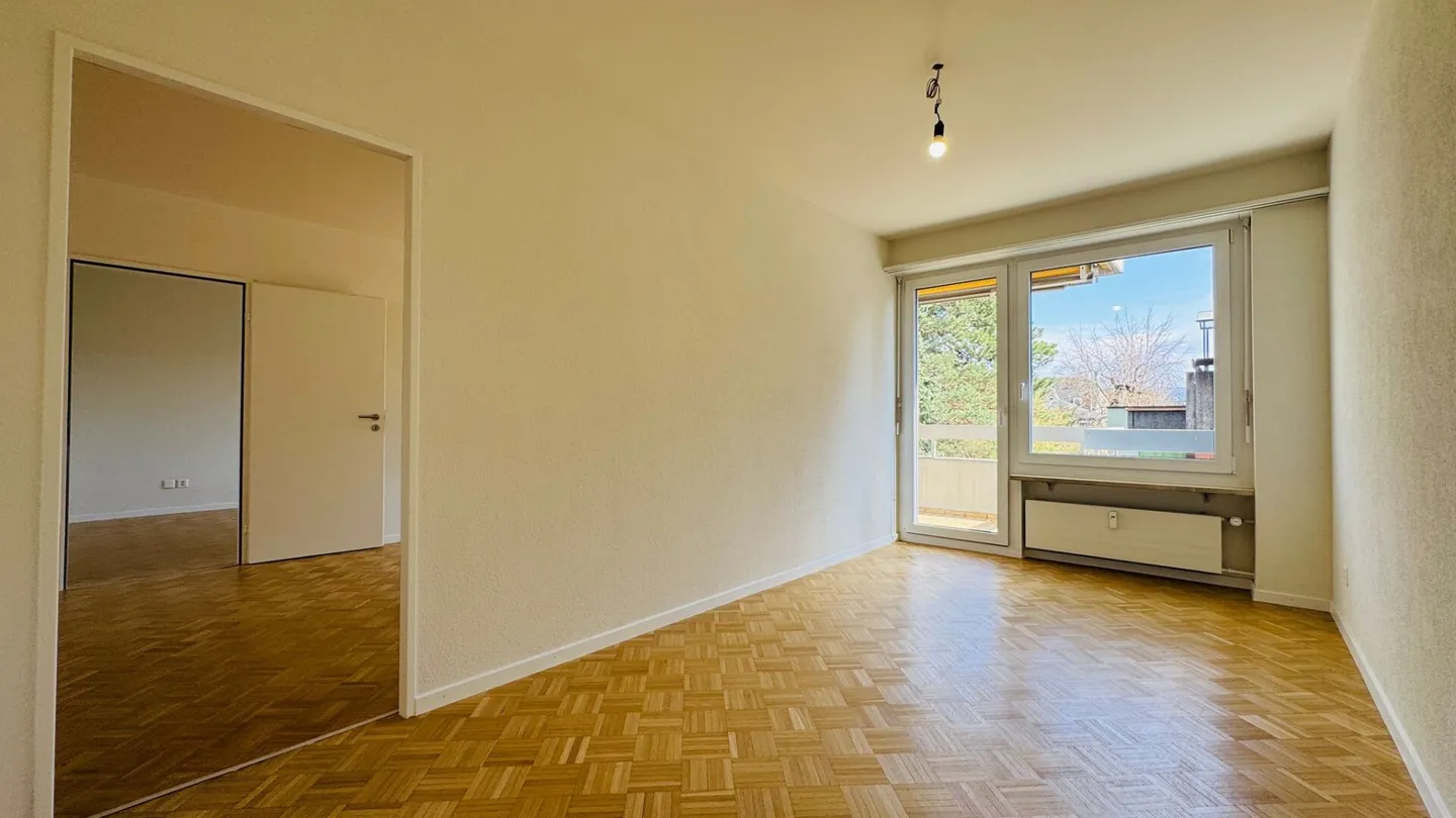 Appartement de 3,5 pièces entièrement rénové avec 2 salles de bain, 2 balcons et une place de parking souterrain XXL dans un emplacement de choix - Photo 15 sur 19