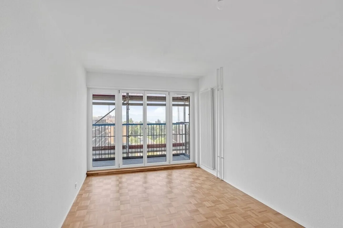 Renovated 4.5-room apartment on the 10th floor - Photo 2 of 5