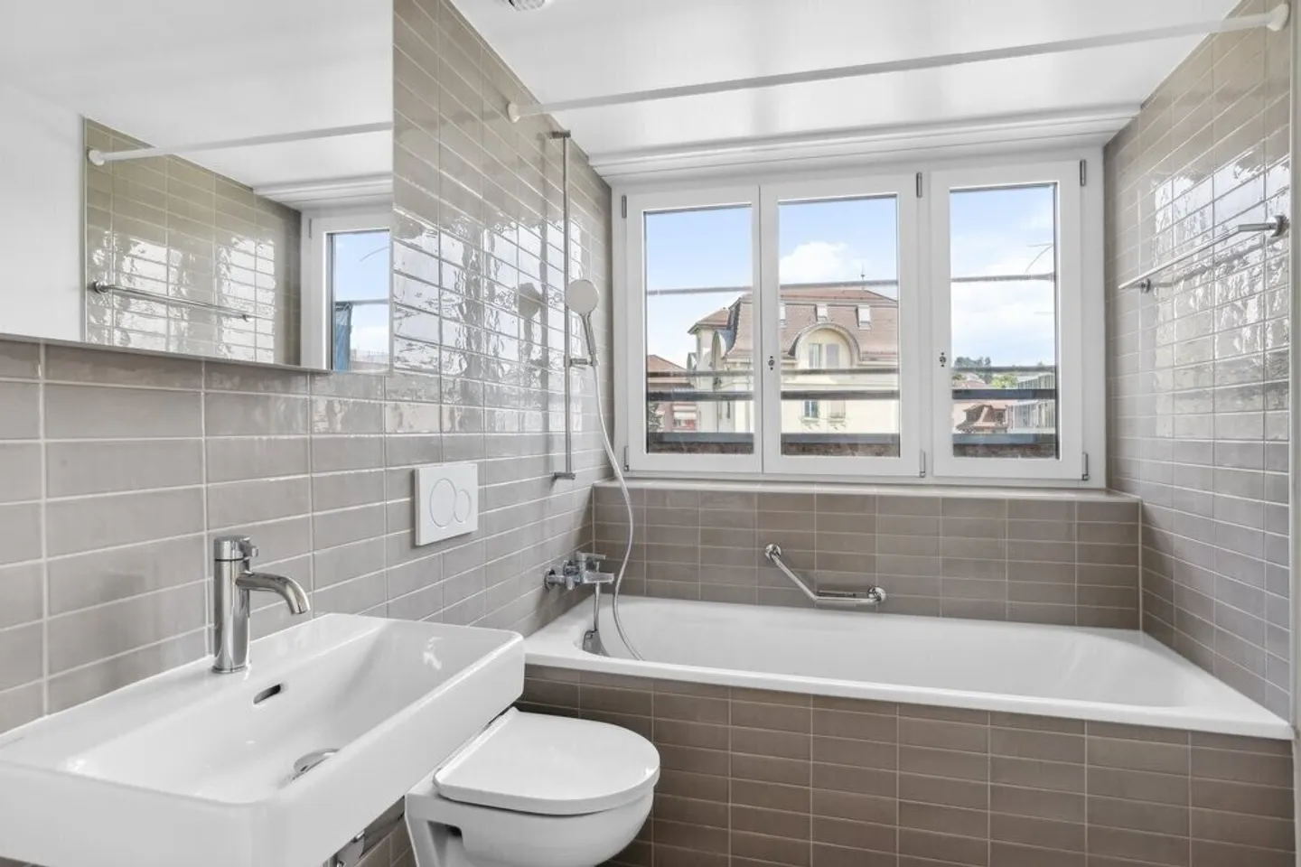 Renovated 4.5-room apartment on the 10th floor - Photo 3 of 5