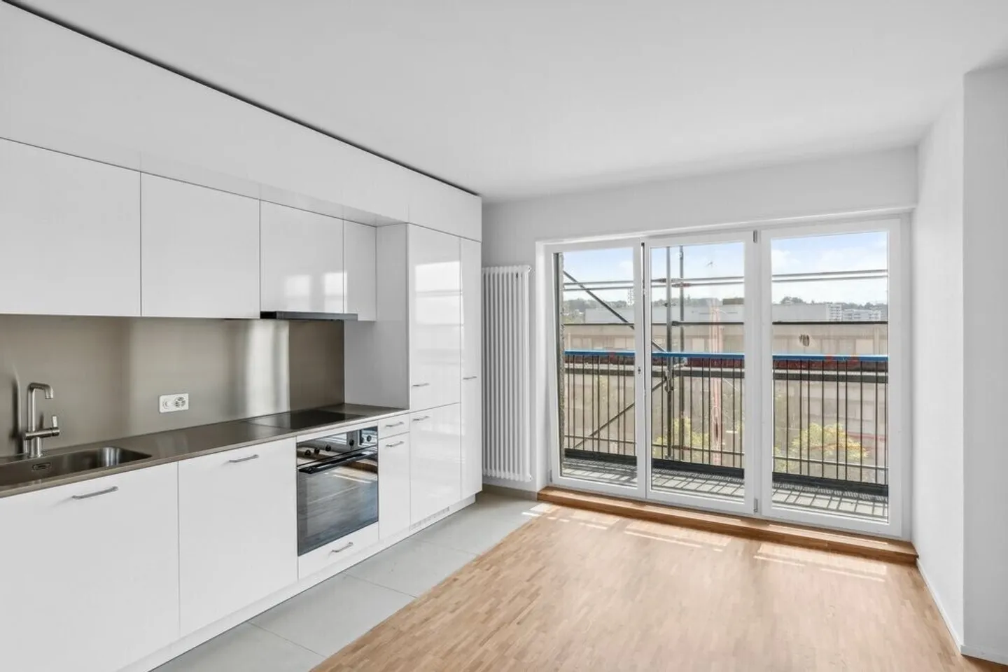 Renovated 4.5-room apartment on the 10th floor - Photo 1 of 5