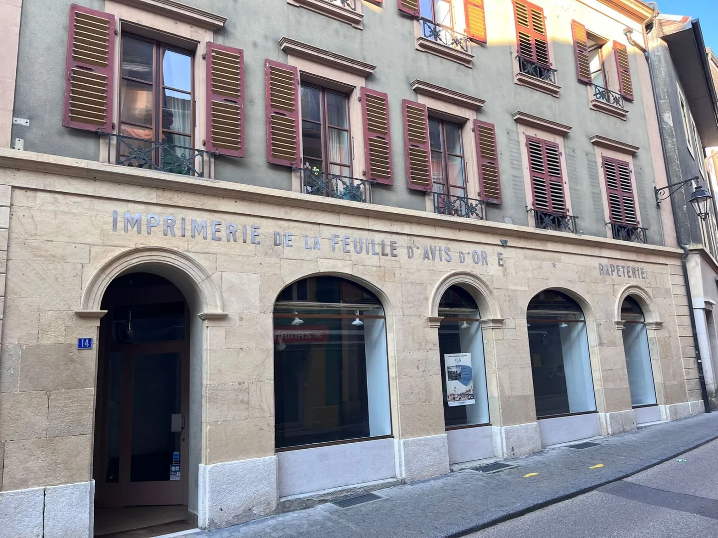 Grandi vetrine e spazio commerciale di 73 m2, con deposito di 45 m2 - Foto 1 di 6