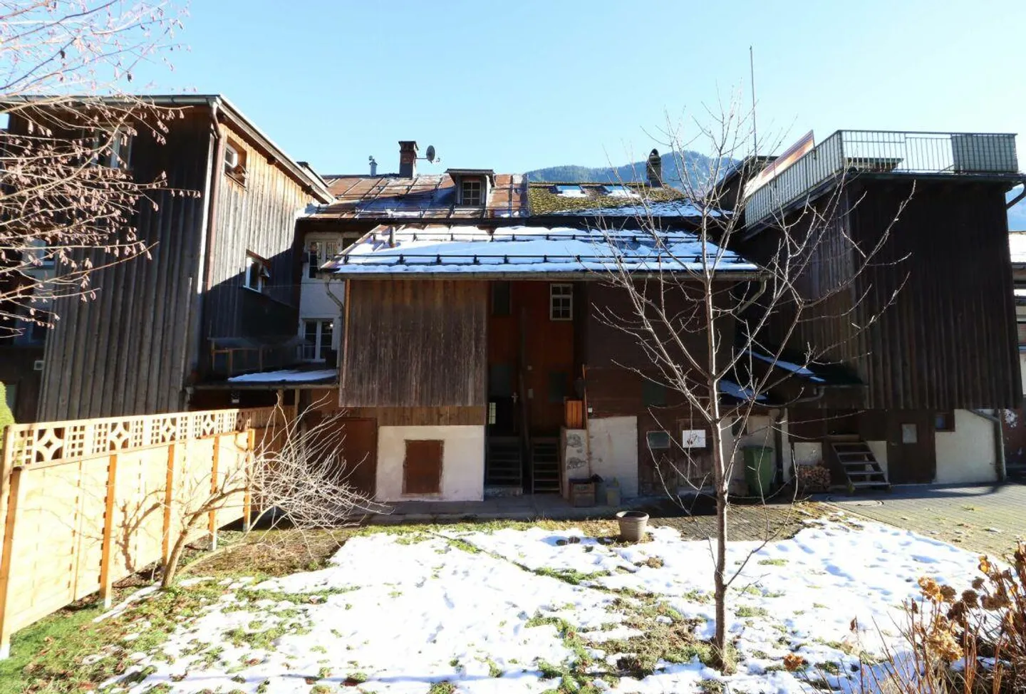 Charmante Maison de Ville avec Grand Jardin dans un Emplacement Central et Ensoleillé - Photo 4 sur 16