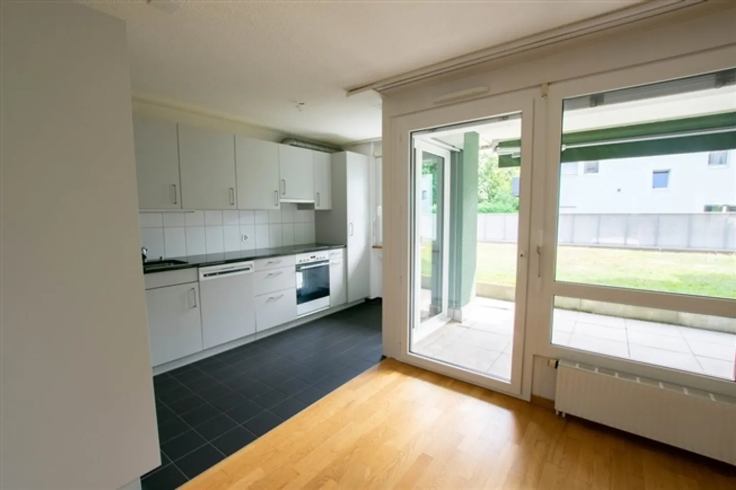 Quartier résidentiel calme avec terrasse ensoleillée - Photo 1 sur 11