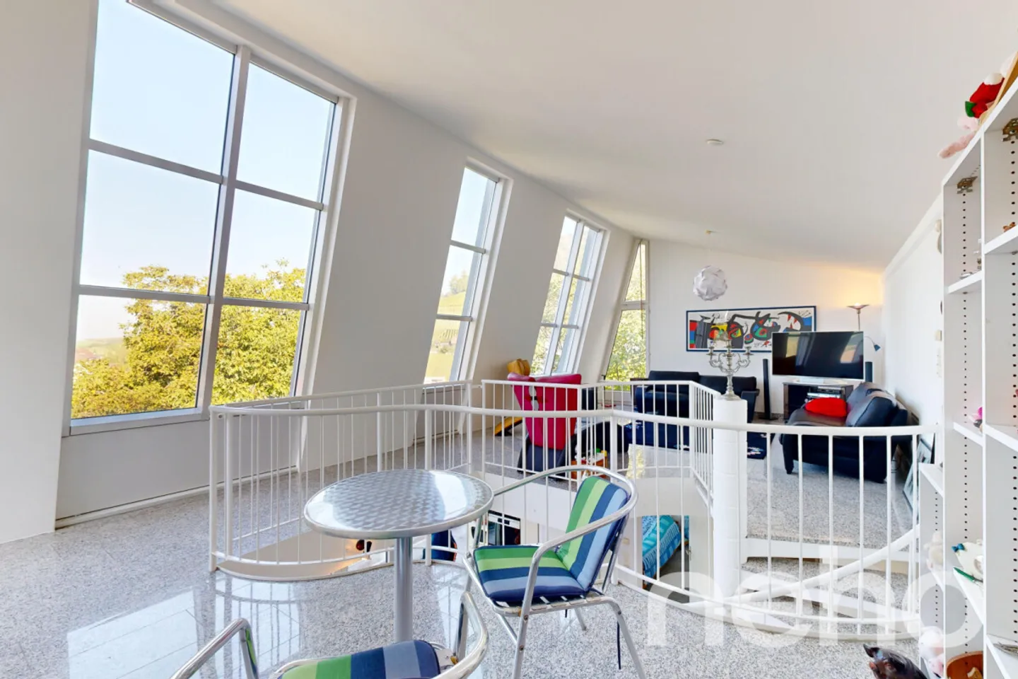 Casa unifamiliare con architettura unica e vista mozzafiato - Foto 2 di 13