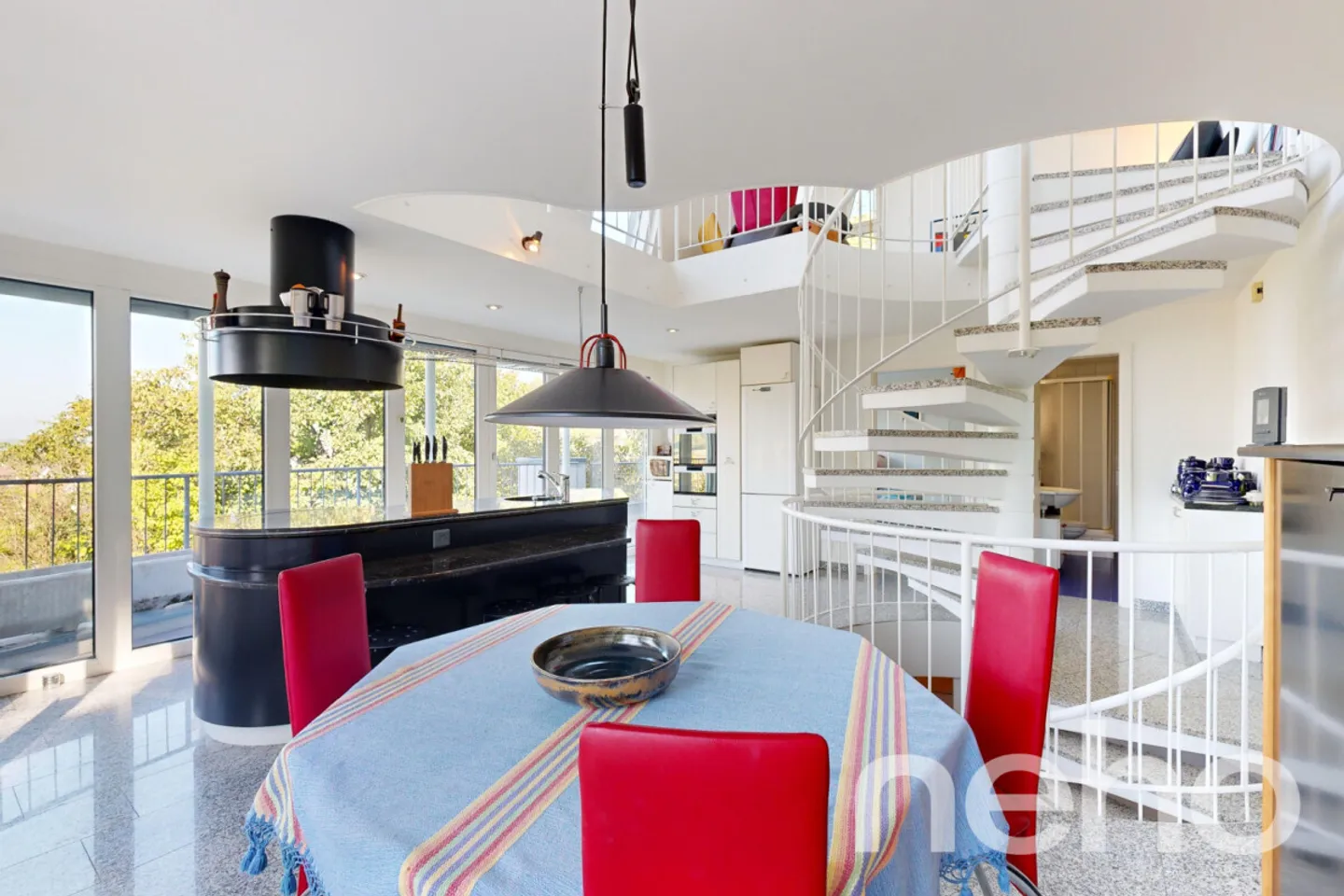 Casa unifamiliare con architettura unica e vista mozzafiato - Foto 5 di 13