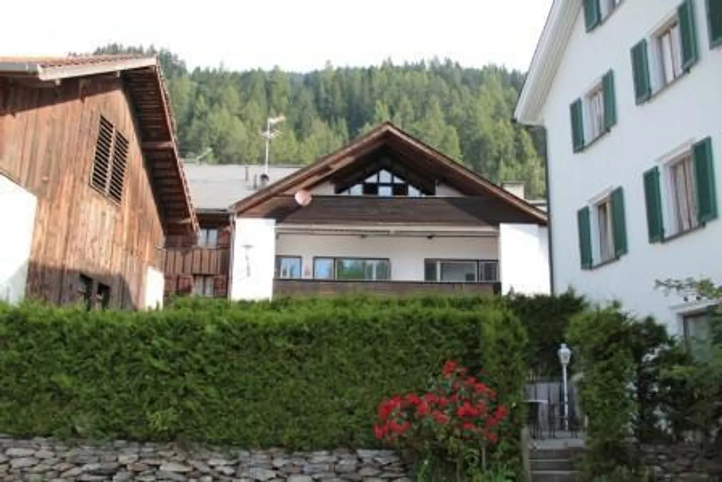 Charmantes Mehrfamilienhaus in Trin - Foto 1 von 17
