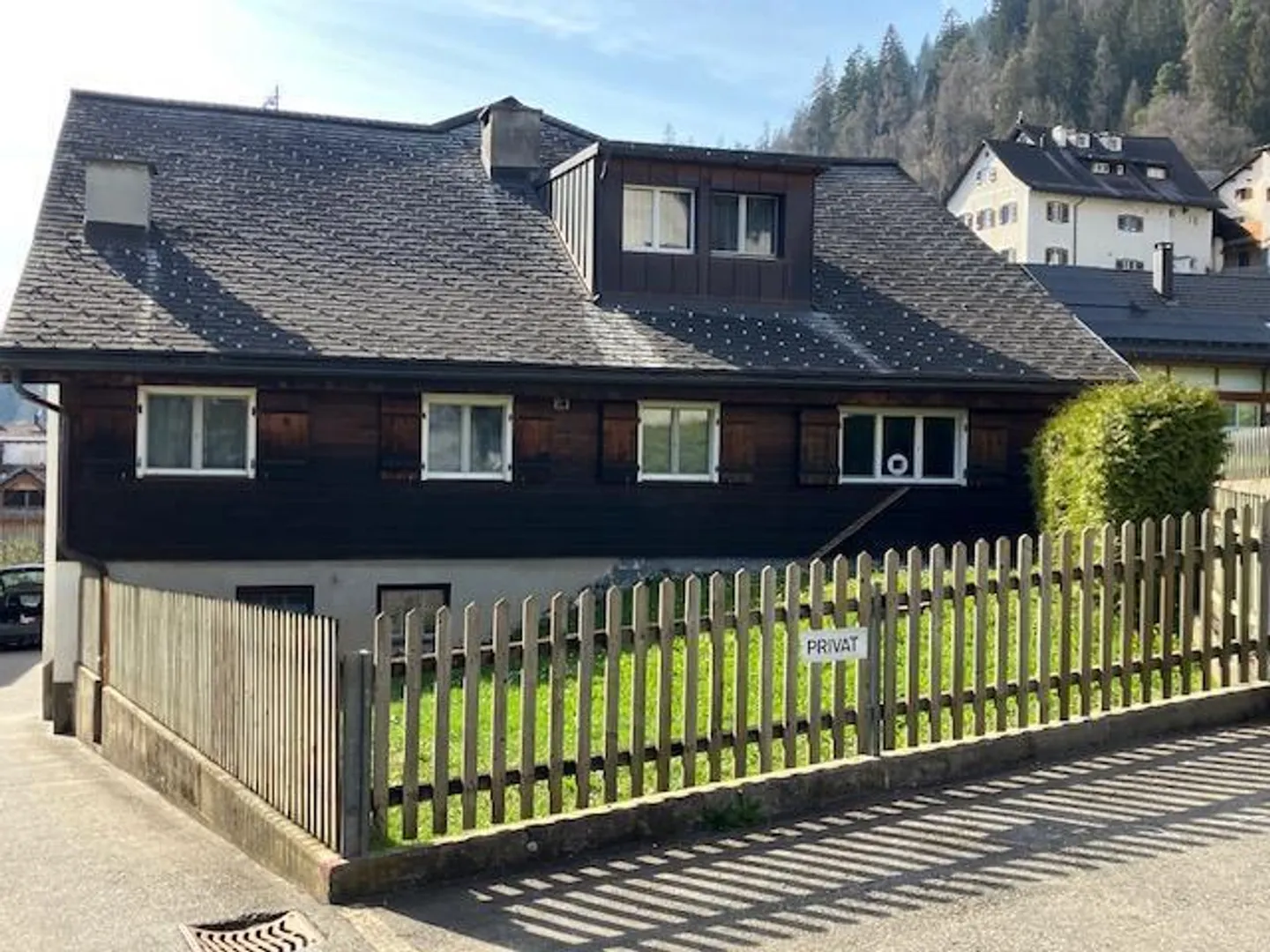 Charmantes Mehrfamilienhaus in Trin - Foto 3 von 17