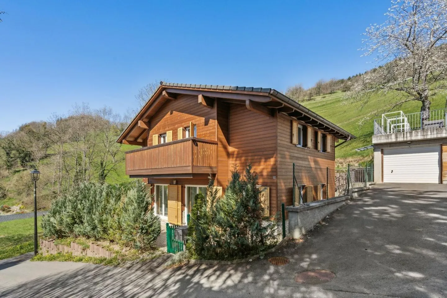 Modern Chalet with 4 Rooms between Ollon and Villars - Photo 1 of 13