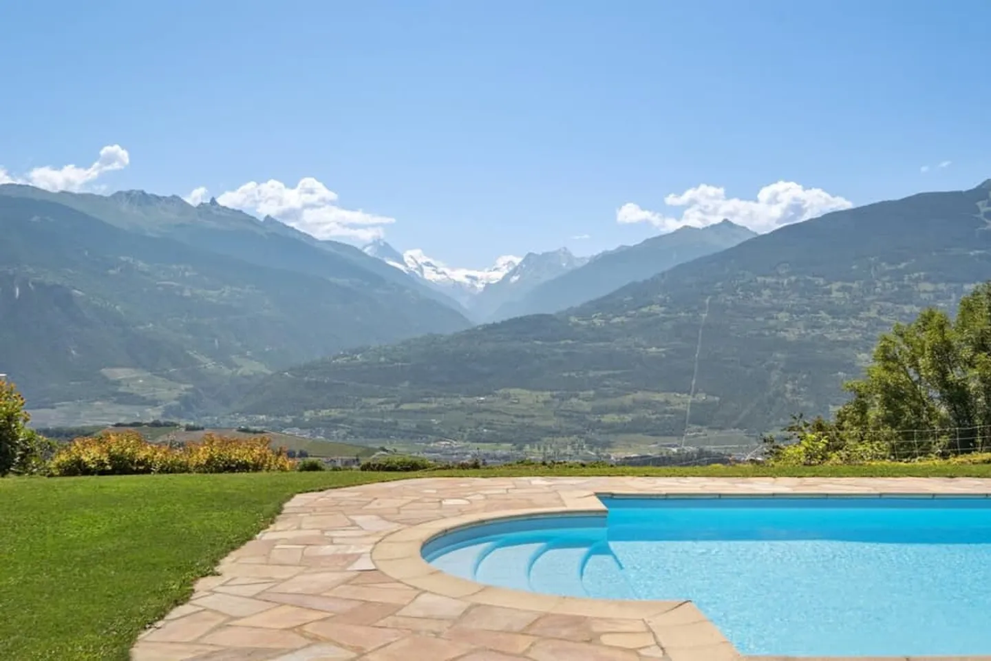 Duplex con piscina e grande giardino! - Foto 2 di 11