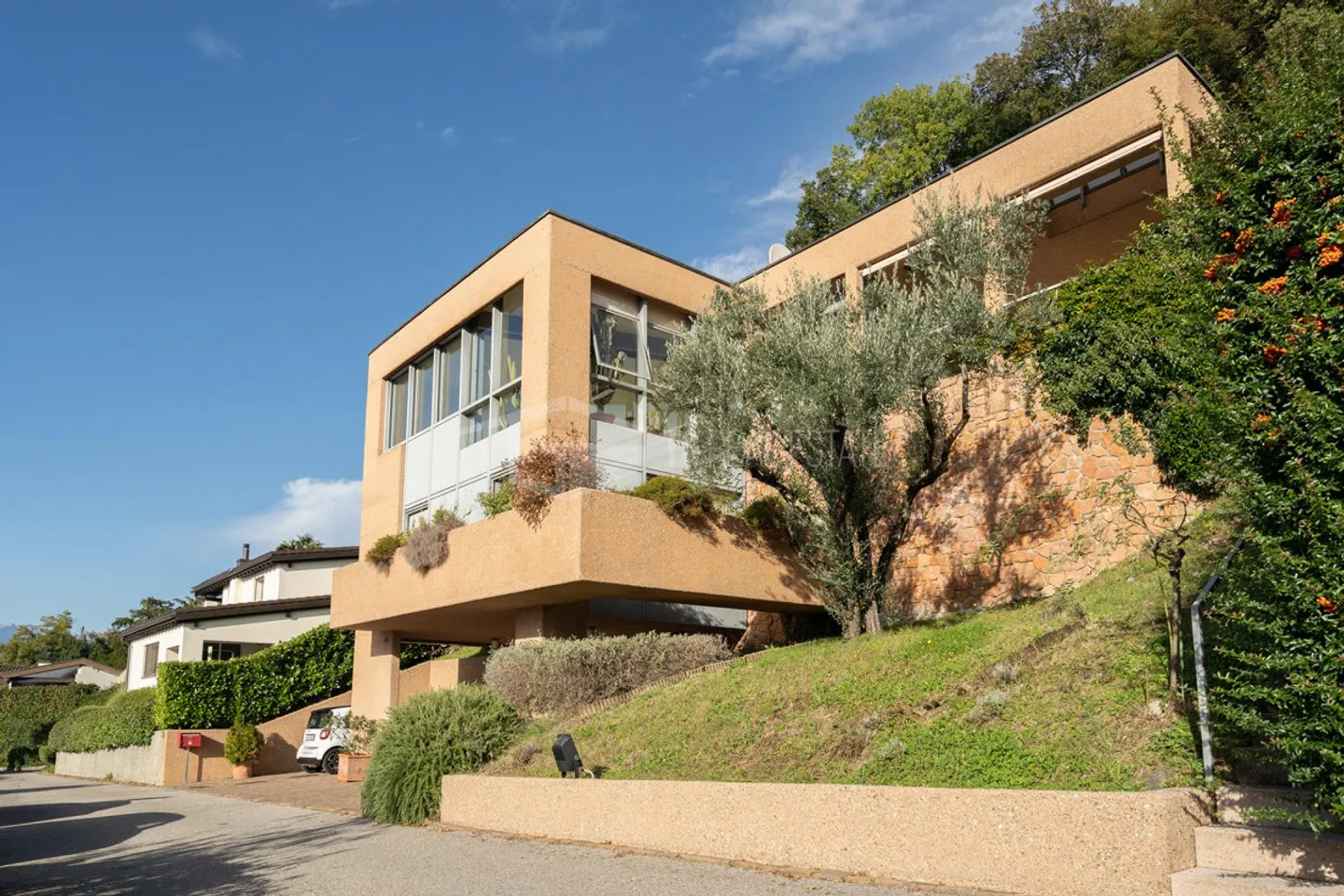 Villa mit Pool und Seeblick - Foto 1 von 13