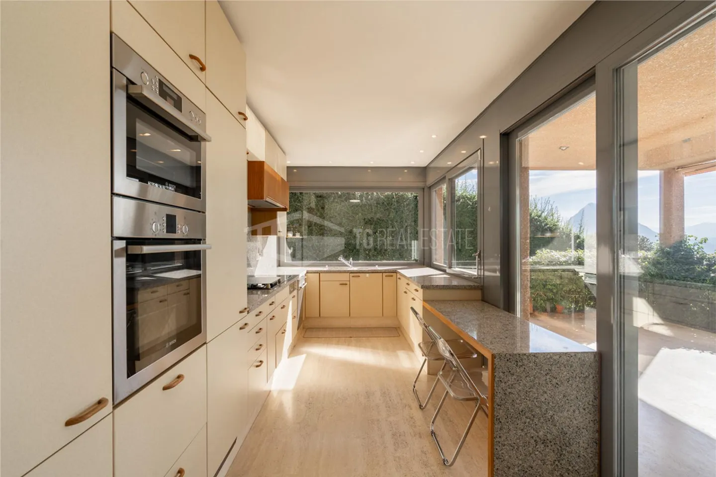 Villa mit Pool und Seeblick - Foto 2 von 13