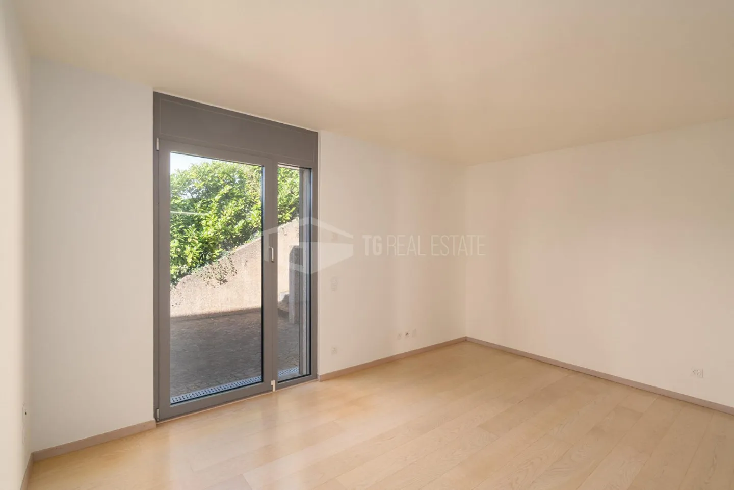 Villa mit Pool und Seeblick - Foto 3 von 13