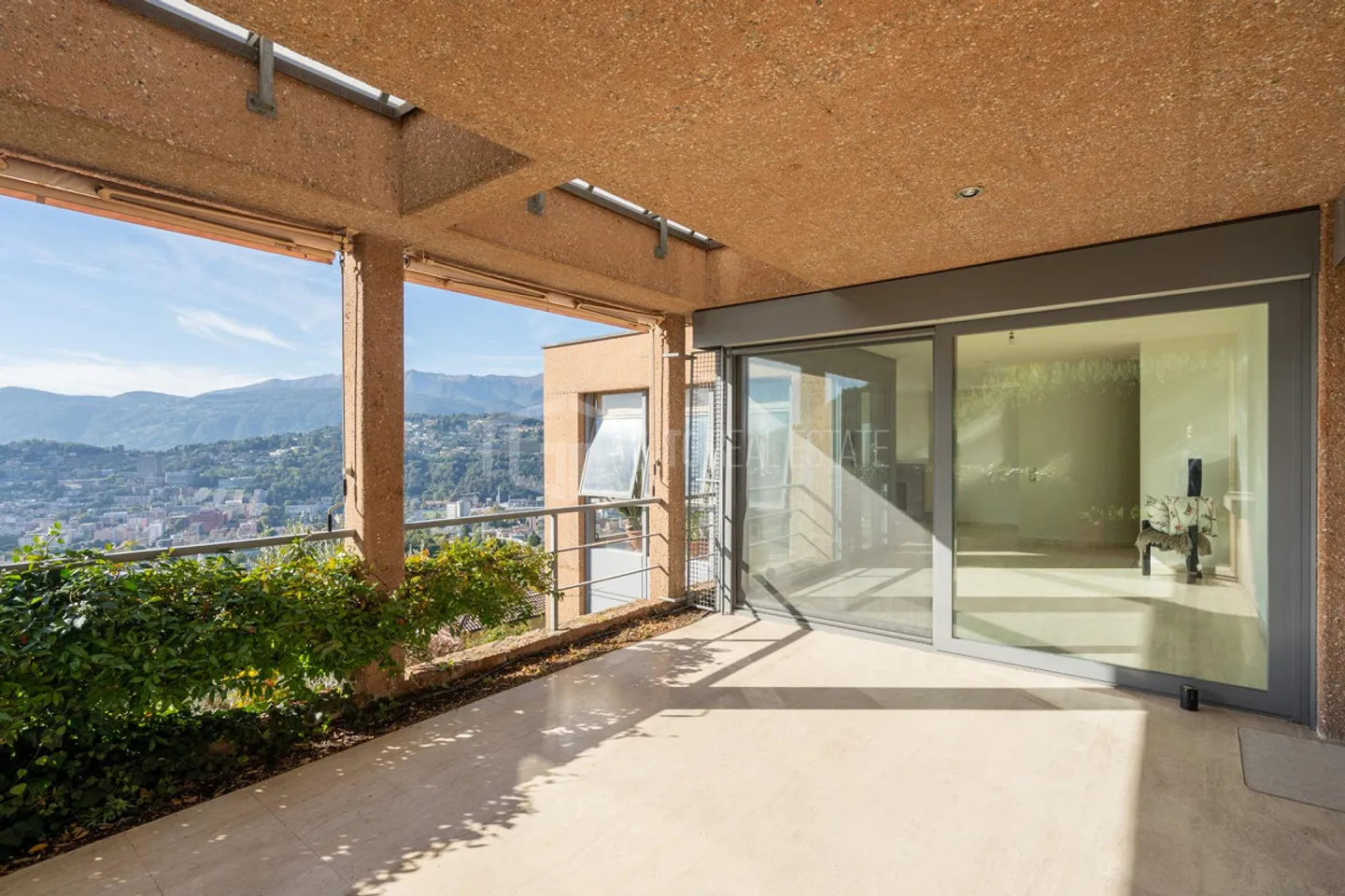 Villa mit Pool und Seeblick - Foto 9 von 13