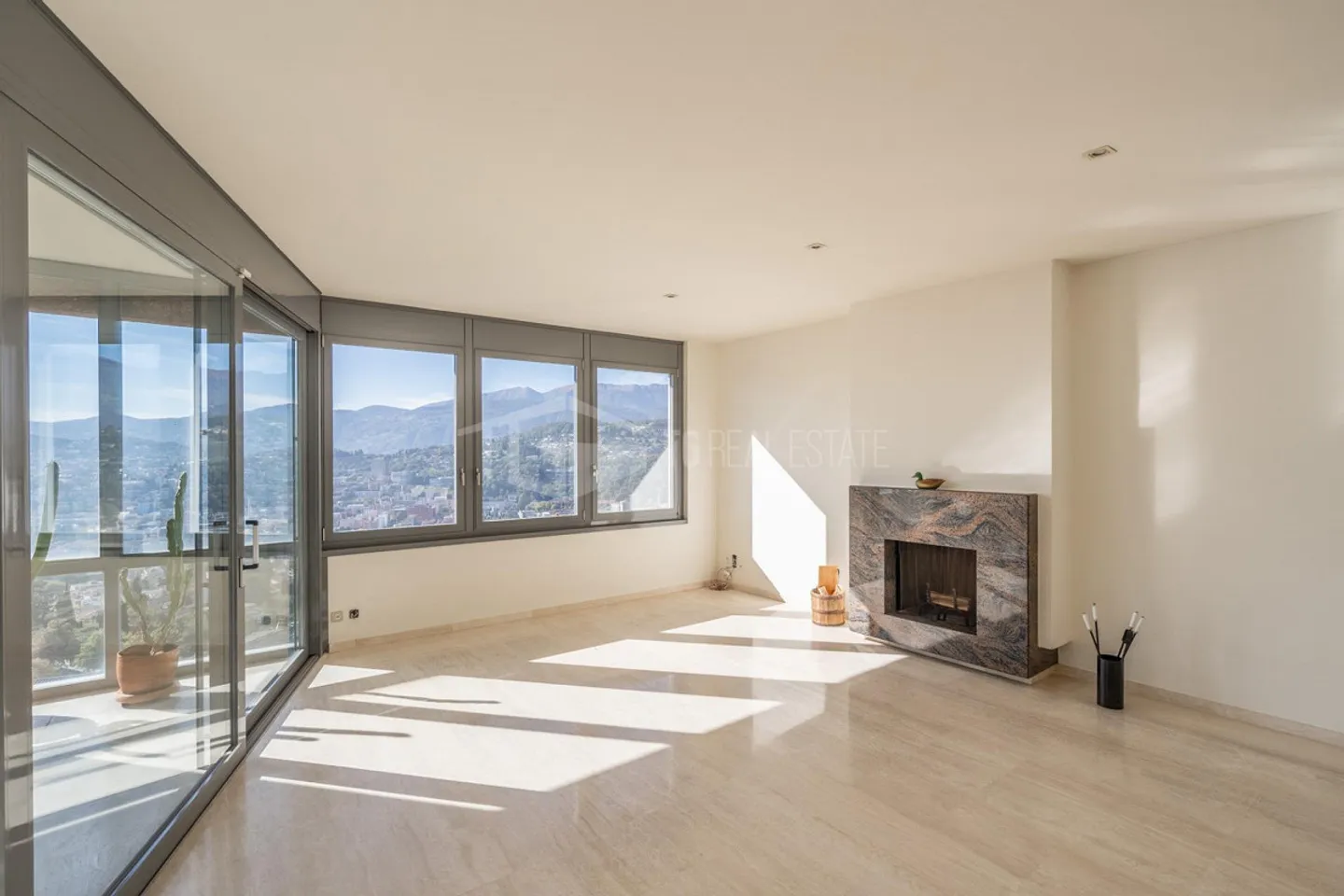 Villa mit Pool und Seeblick - Foto 12 von 13