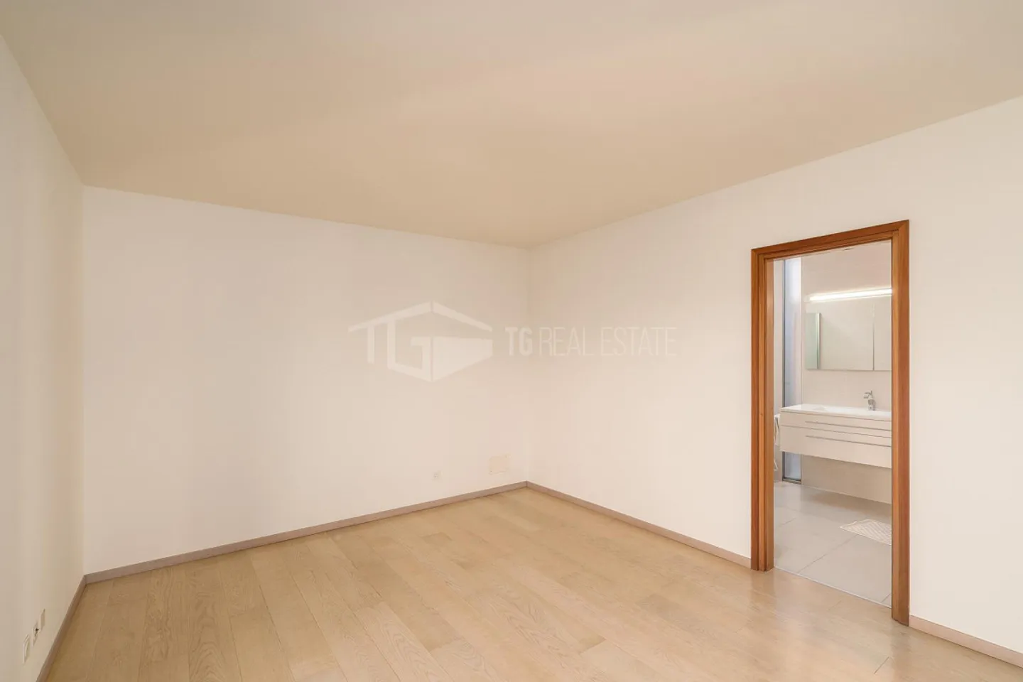 Villa mit Pool und Seeblick - Foto 4 von 13